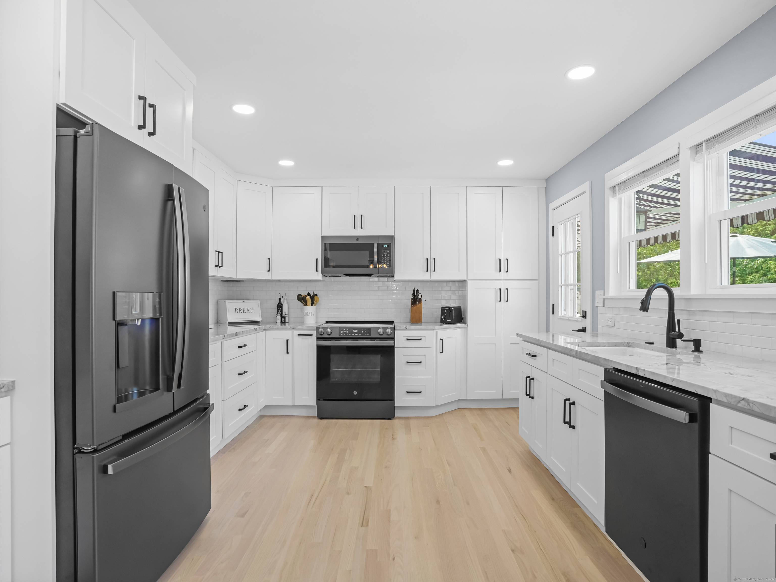 Trumbull, Connecticut, 06611, United States, 2 Bedrooms Bedrooms, ,2 BathroomsBathrooms,Residential,For Sale,1917497