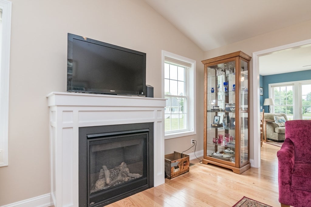 Deerfield, Massachusetts, 01373, United States, 2 Bedrooms Bedrooms, ,2 BathroomsBathrooms,Residential,For Sale,1941056