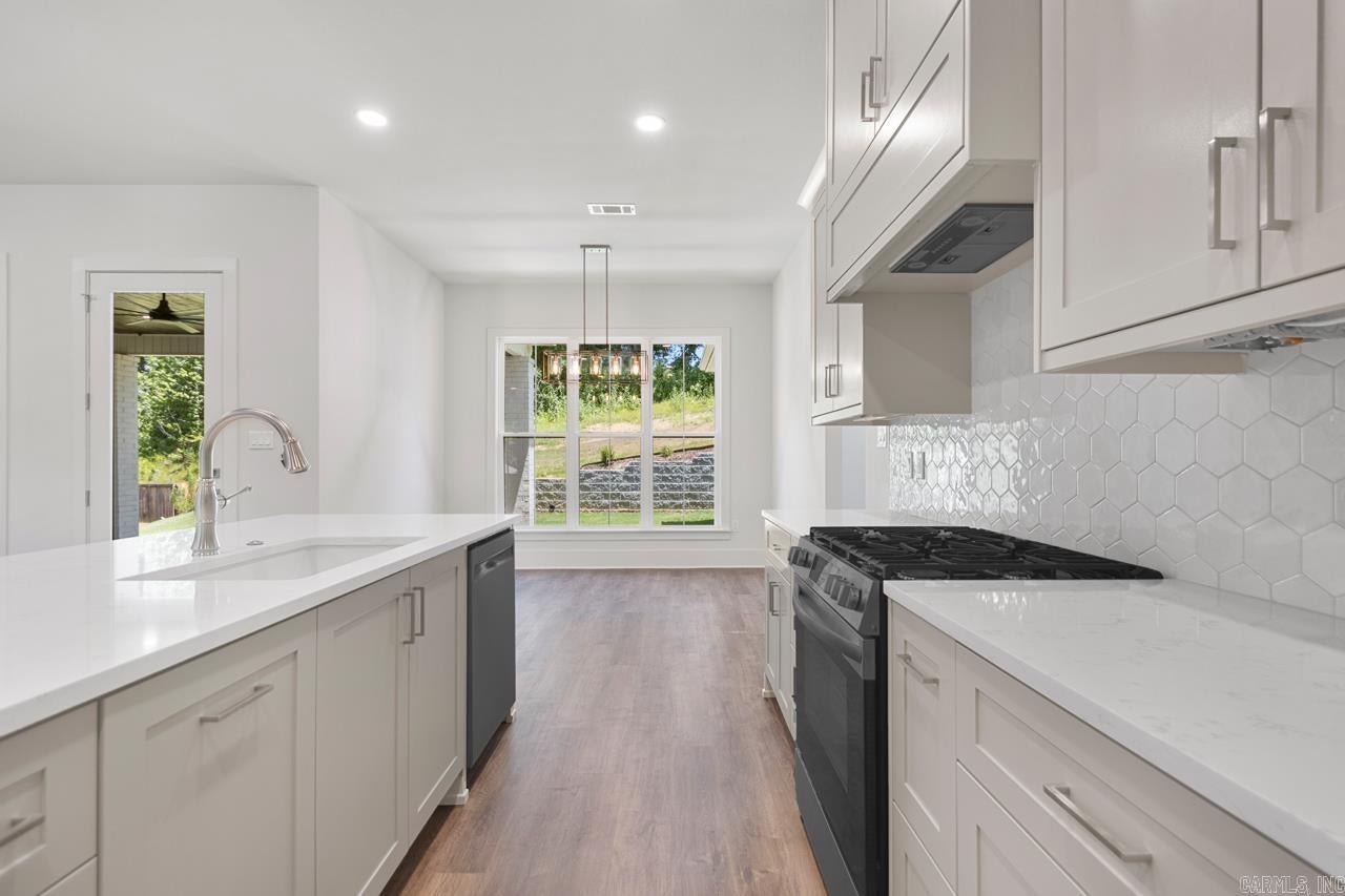 Benton, Arkansas, 72019, United States, 5 Bedrooms Bedrooms, ,4 BathroomsBathrooms,Residential,For Sale,2005368