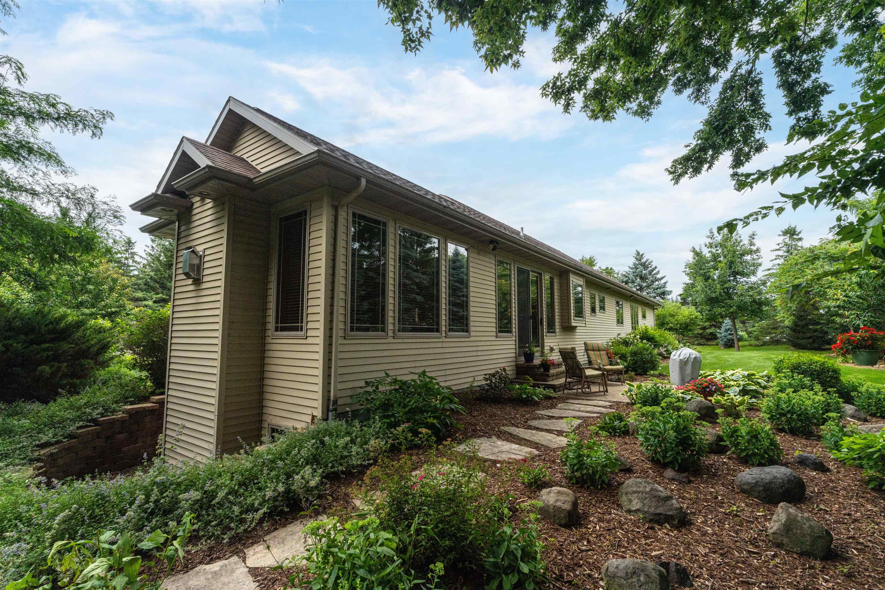 NEENAH, Wisconsin, 54956, United States, 3 Bedrooms Bedrooms, ,2 BathroomsBathrooms,Residential,For Sale,1913087