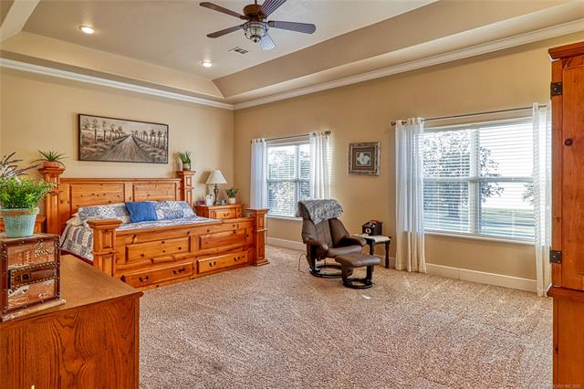 Eufaula, Oklahoma, 74432, United States, 3 Bedrooms Bedrooms, ,4 BathroomsBathrooms,Residential,For Sale,1976546