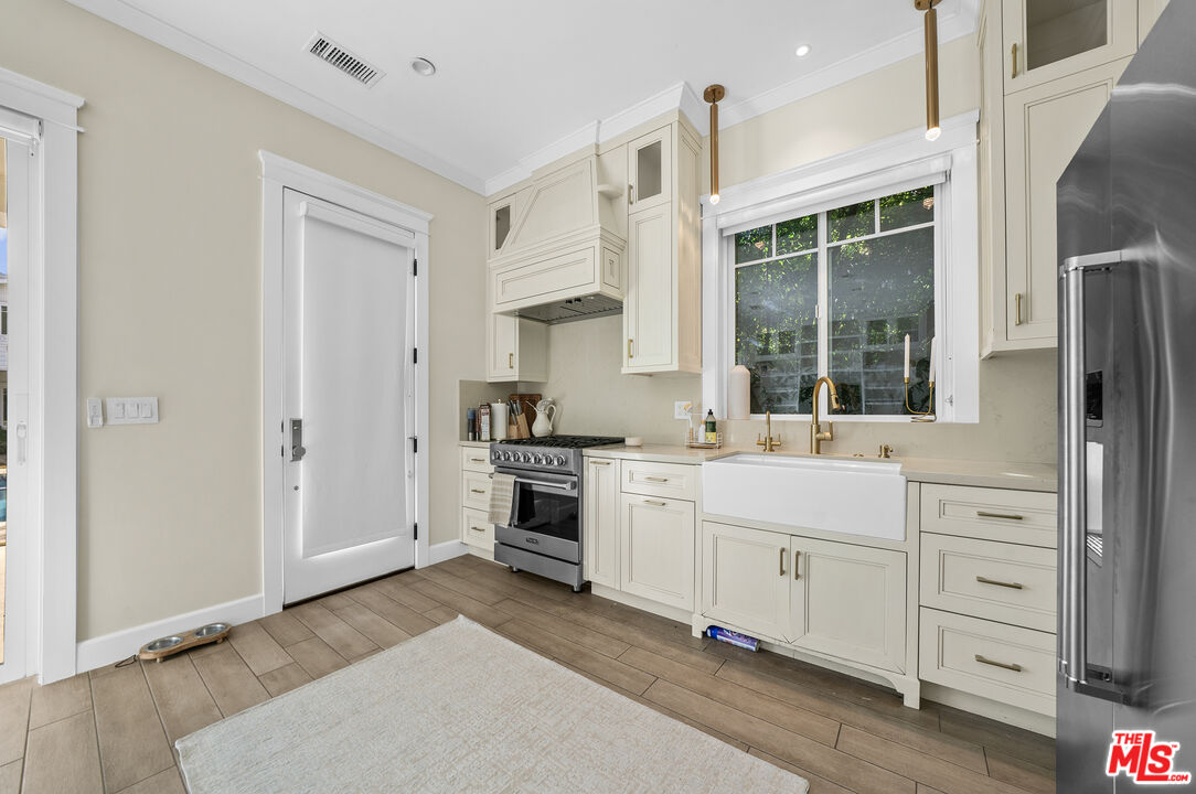 Valley Village, California, 91607, United States, 7 Bedrooms Bedrooms, ,8 BathroomsBathrooms,Residential,For Sale,1997303