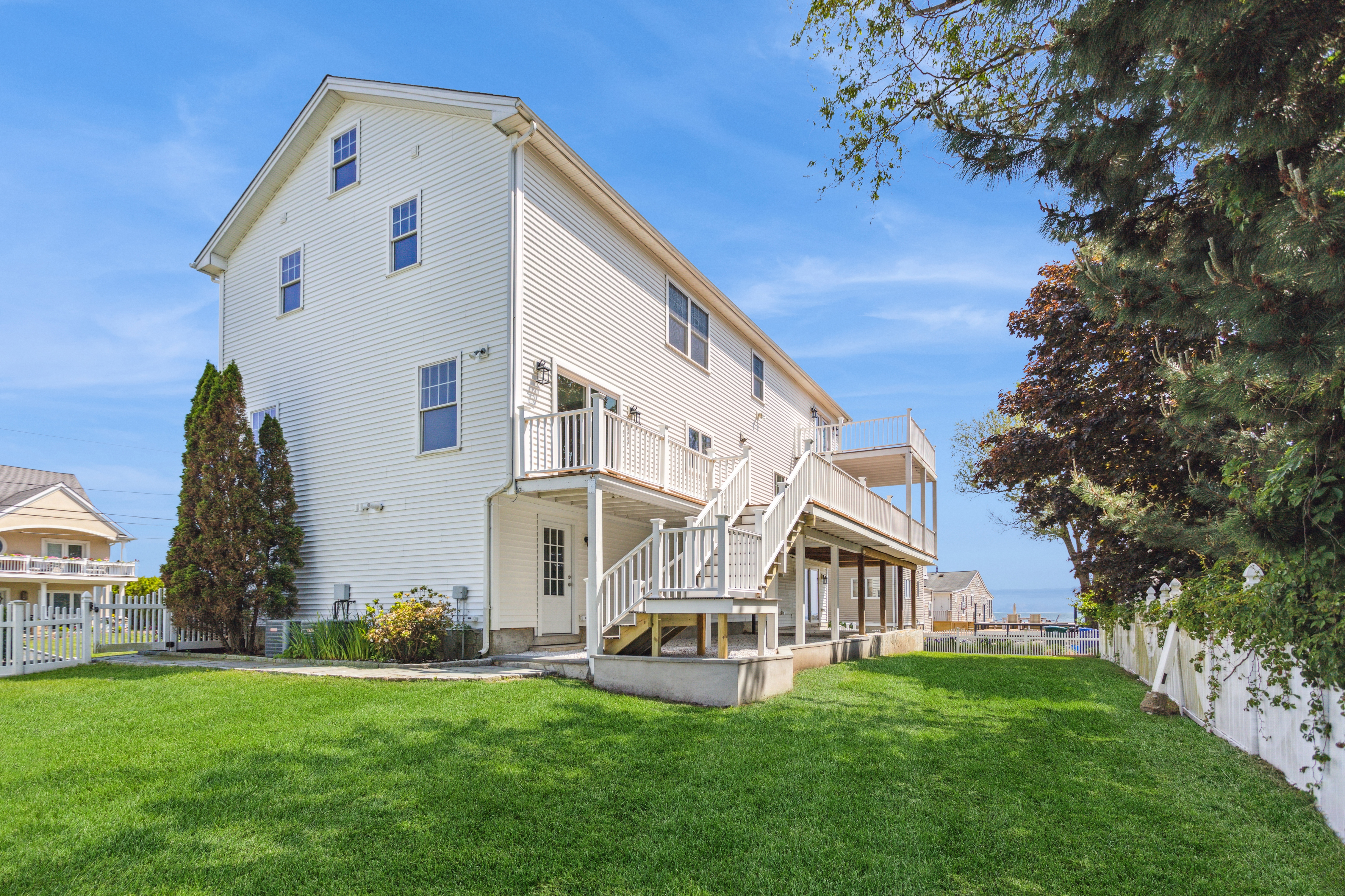  Rebuilt Coastal Gem Steps from the Sand - 物件實景