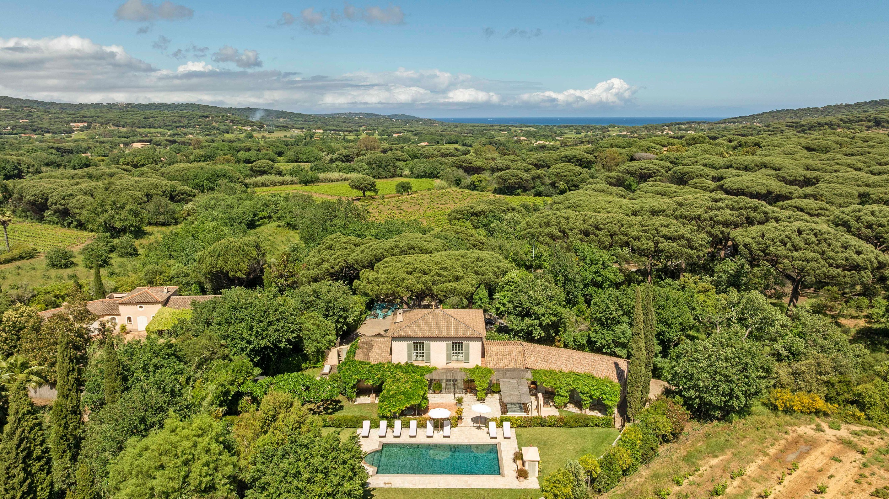  Provençal villa of 210 m² with swimming pool and landscaped garden near Pampelo… - 物件實景