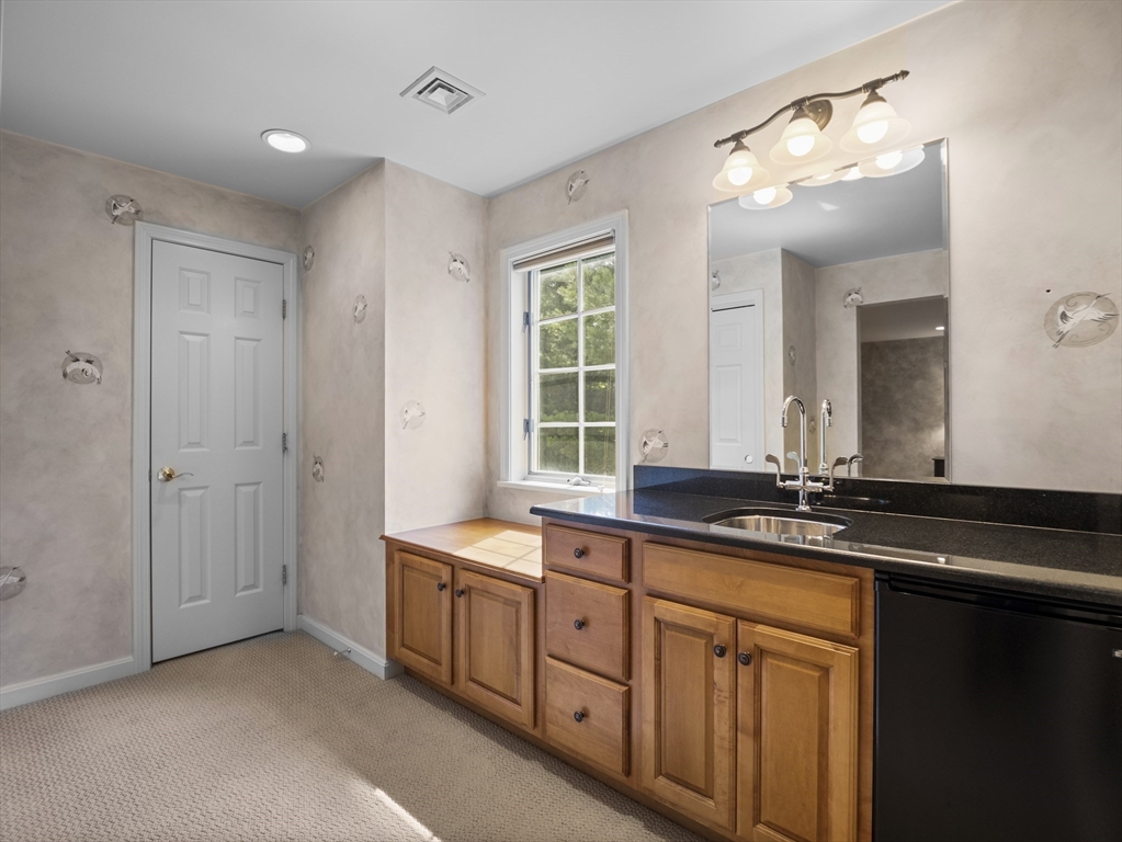 Worcester, Massachusetts, 01609, United States, 3 Bedrooms Bedrooms, ,4 BathroomsBathrooms,Residential,For Sale,1970257