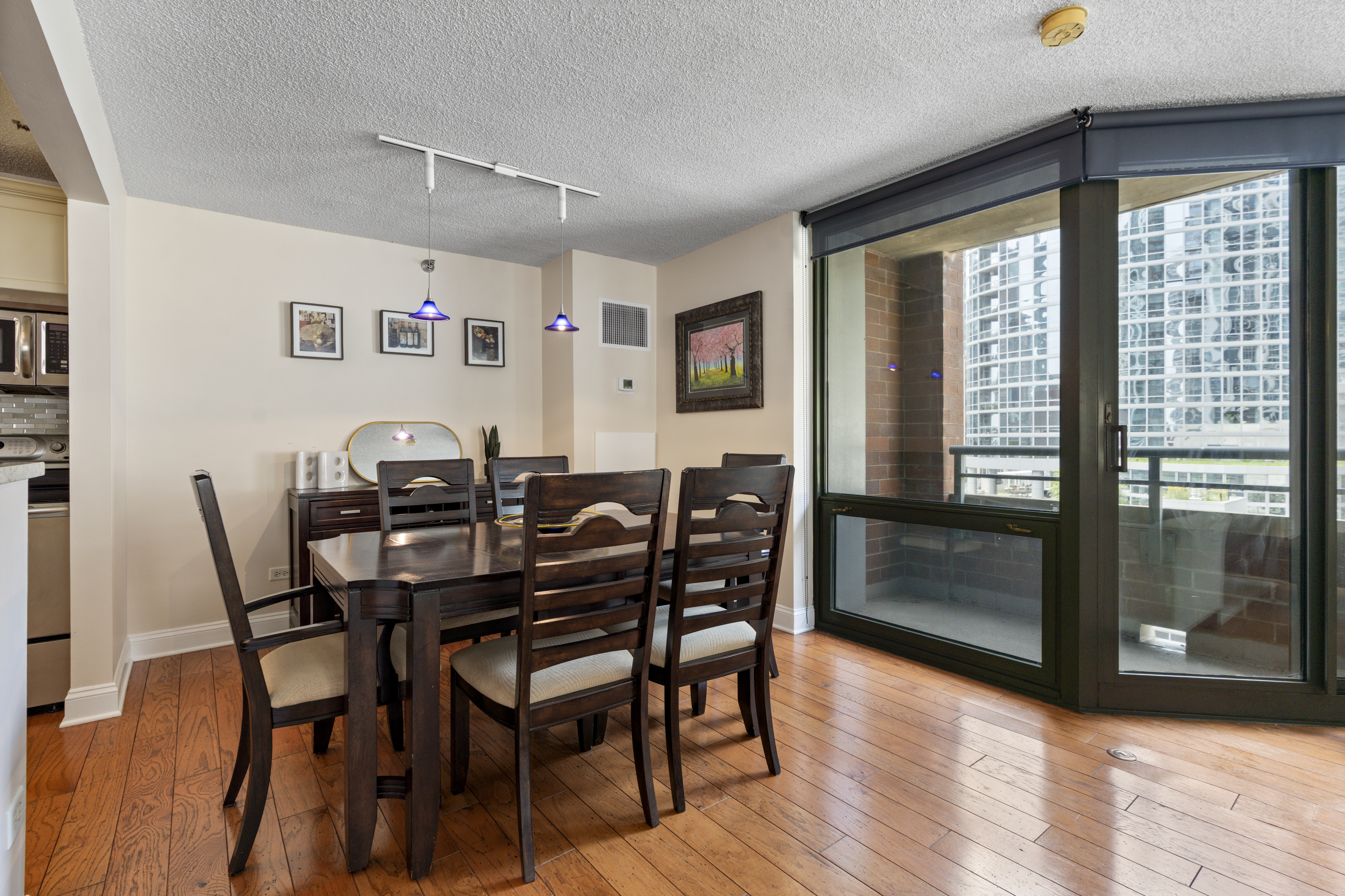  Preferred Corner Unit with Views of the landscaped sundeck and the City - 物件實景