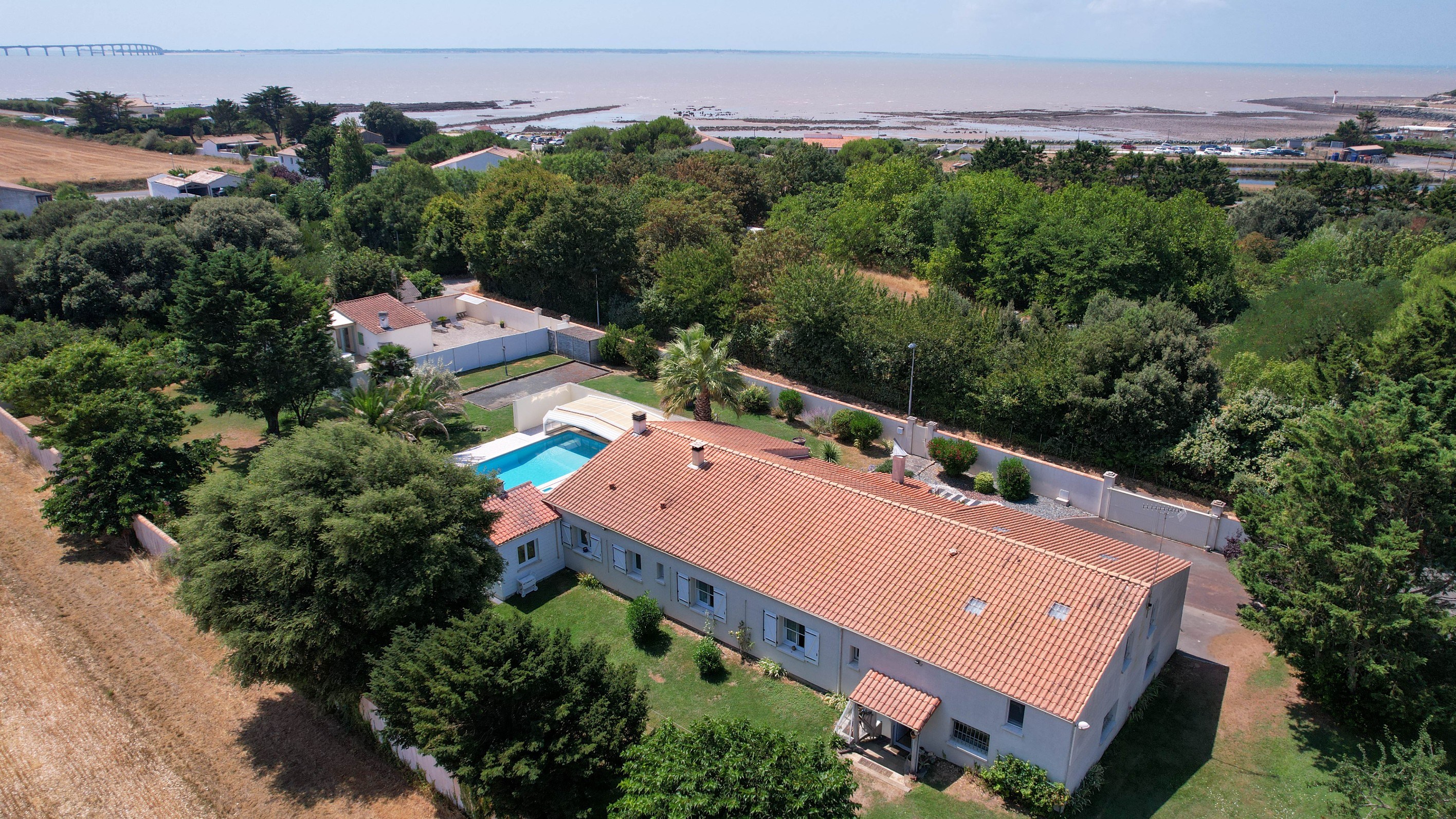  Spacious Family Home with Pool, Large Private Grounds and Independent Guest Cot… - 物件實景