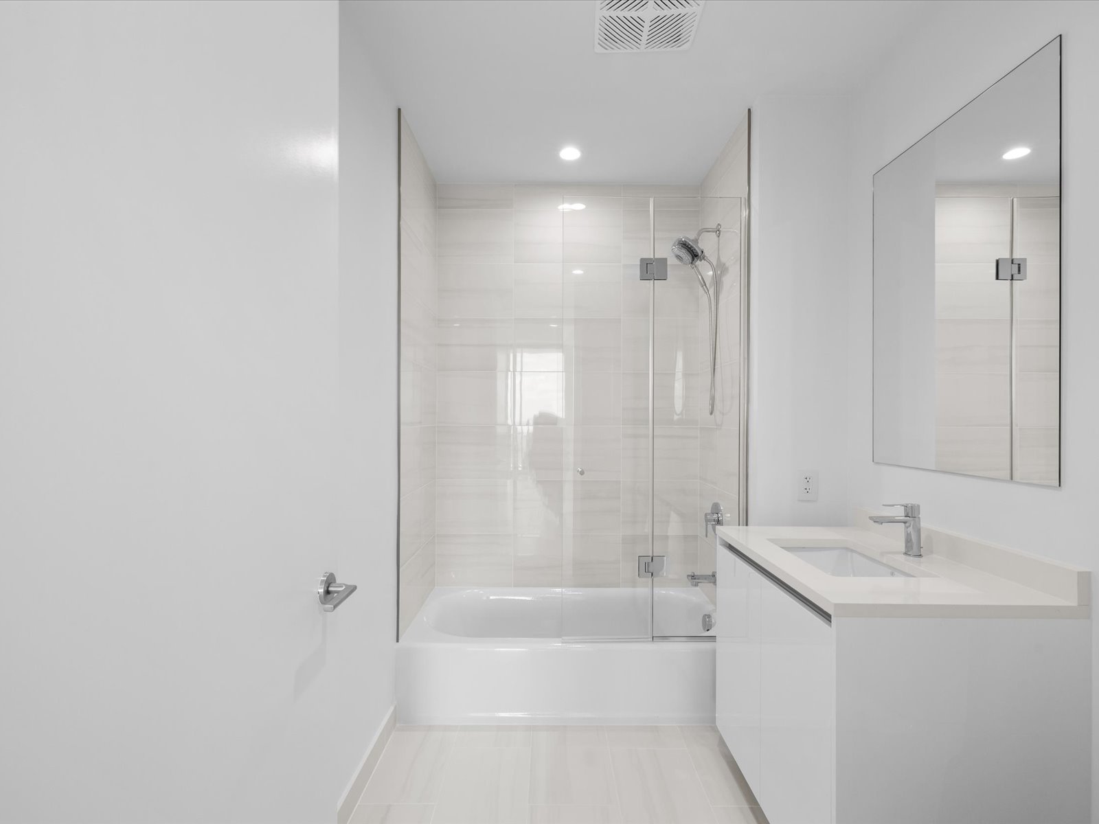 ST Petersburg, Florida, 33701, United States, 2 Bedrooms Bedrooms, ,3 BathroomsBathrooms,Residential,For Sale,2049072