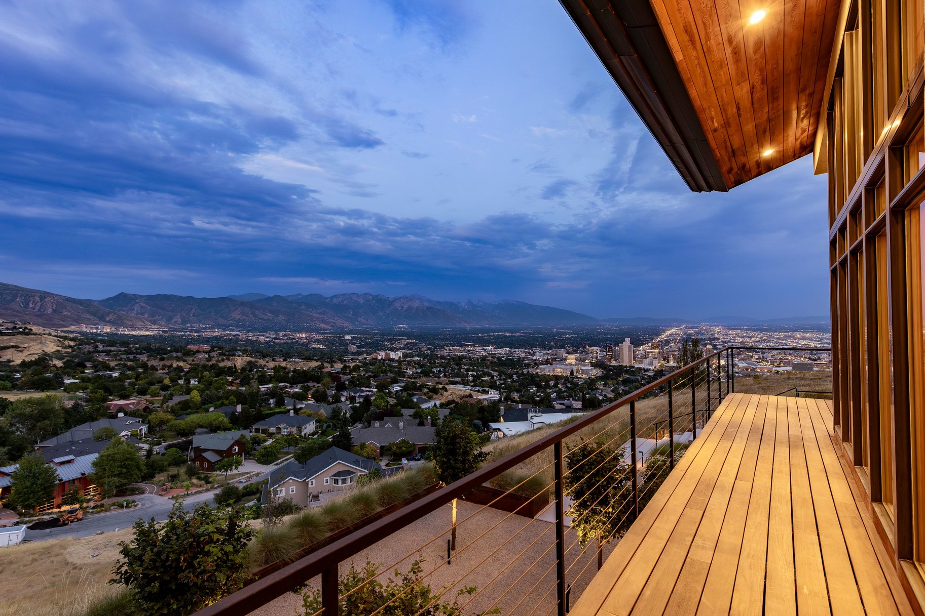  Stunning Contemporary Home with Commanding Views - 物件實景