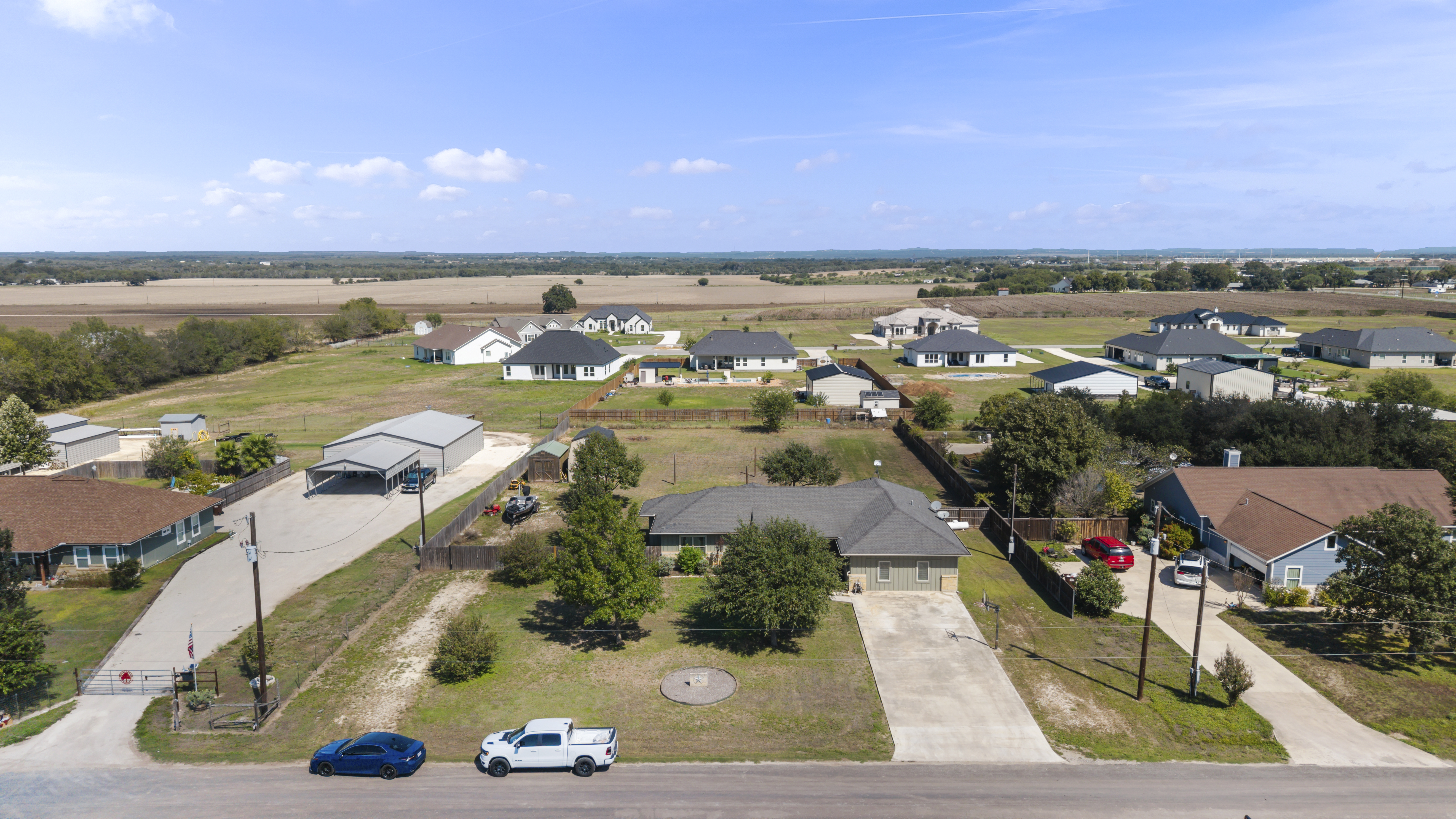  Country Living on 0.87 Acres - 物件實景
