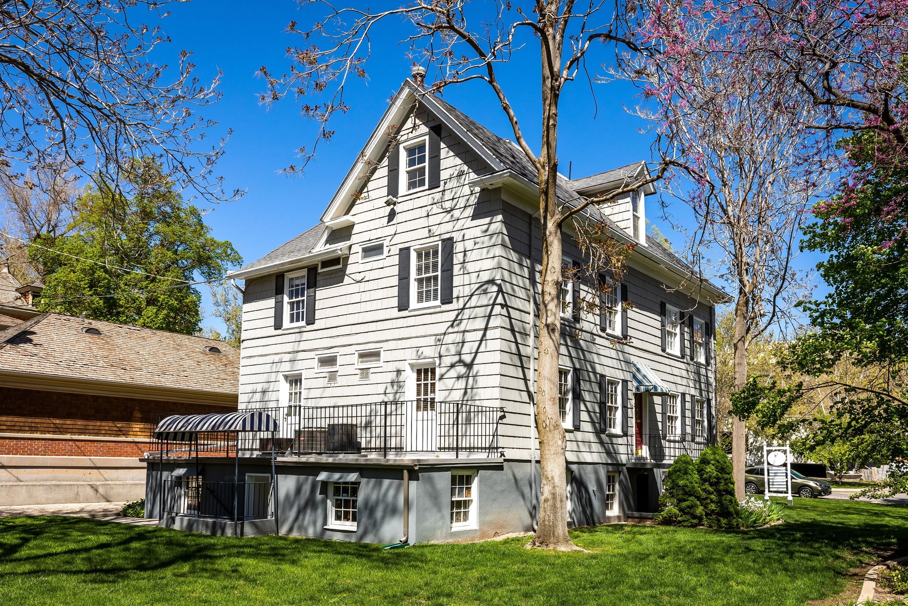  Charming Seven-Unit Building on a Double-Lot - 物件實景