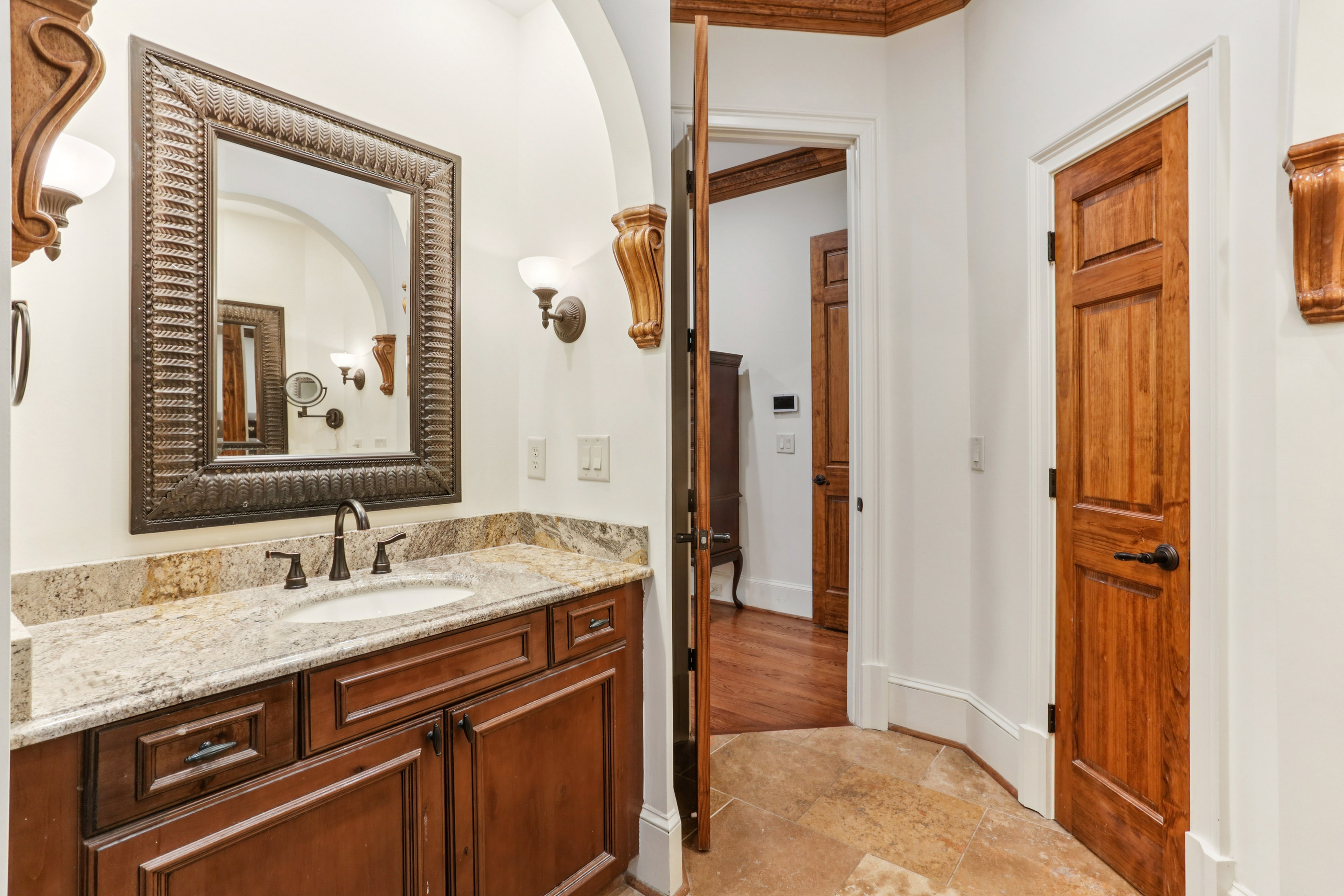 Stunning Brick Traditional in Sought-After Pine Hills - 物件實景