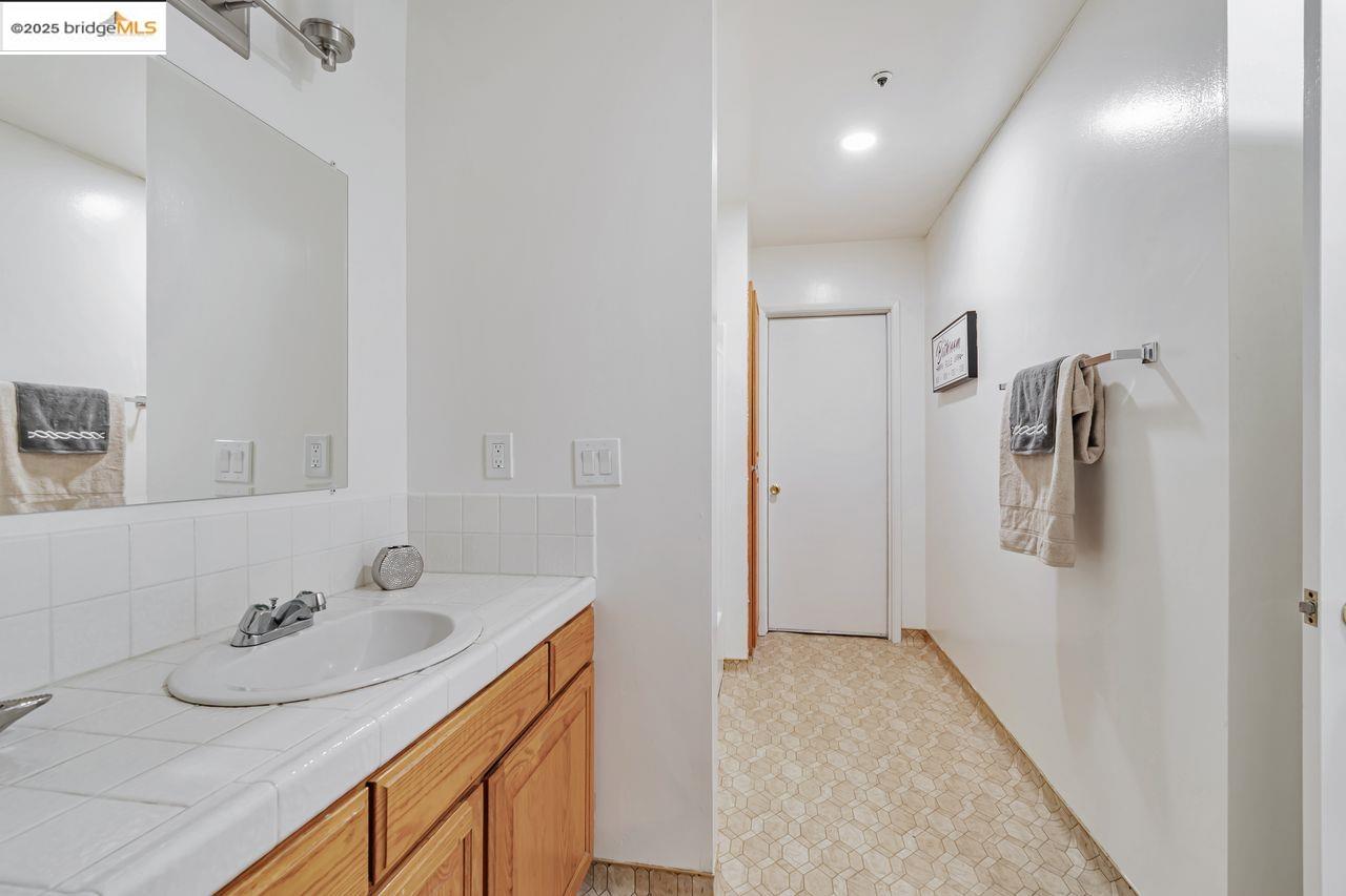 Oakland, California, 94611, United States, 4 Bedrooms Bedrooms, ,2 BathroomsBathrooms,Residential,For Sale,1906699