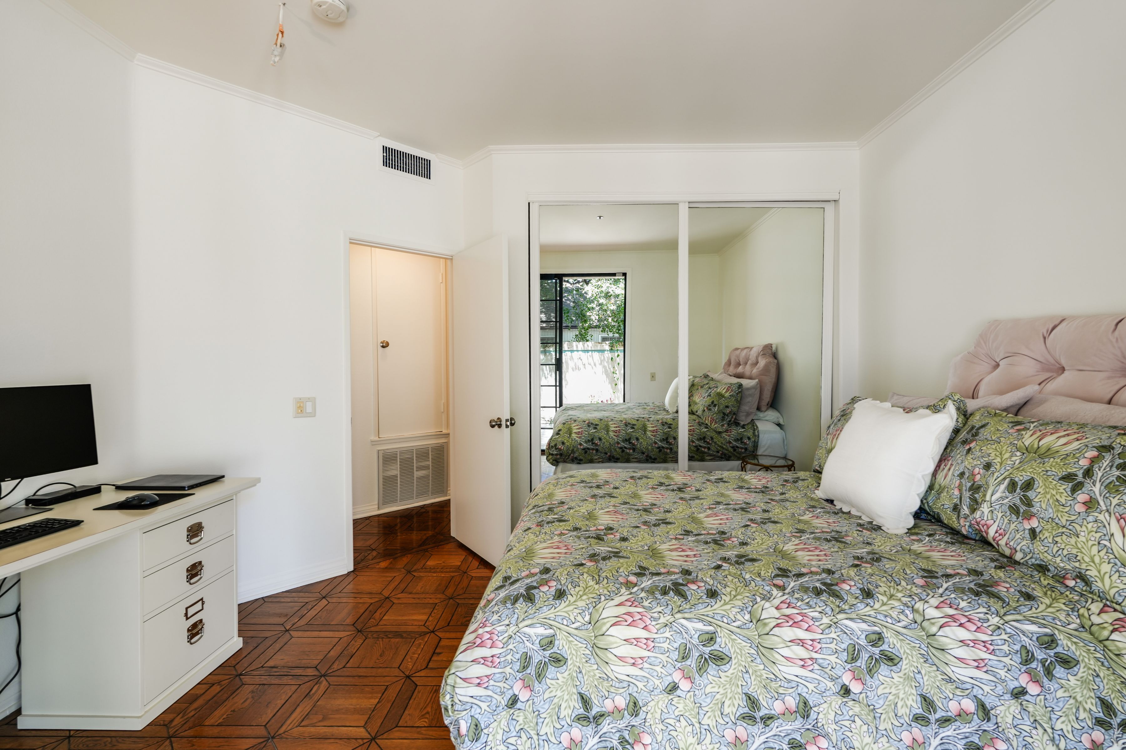  Single story unit with large patio - 物件實景
