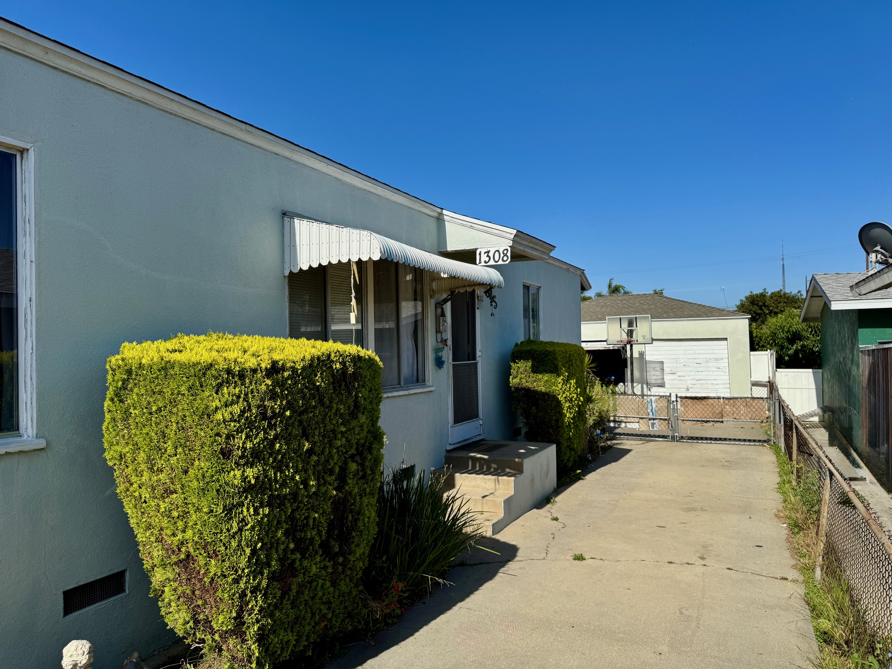 Wilmington, California, 90744, United States, 4 Bedrooms Bedrooms, ,2 BathroomsBathrooms,Residential,For Sale,1921795