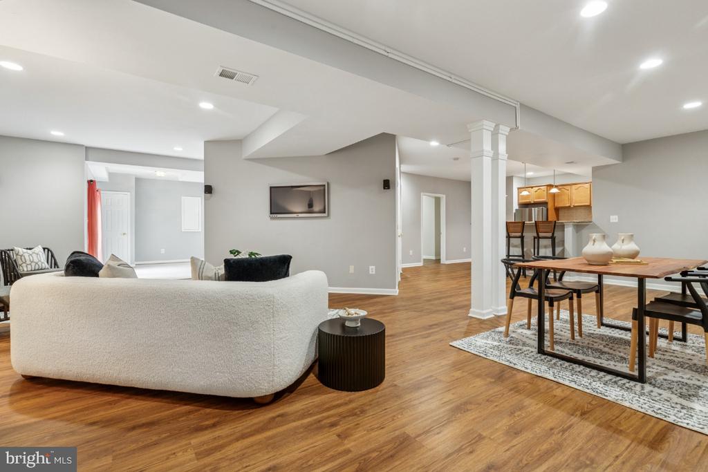 Ashburn, Virginia, 20147, United States, 5 Bedrooms Bedrooms, ,6 BathroomsBathrooms,Residential,For Sale,1839490