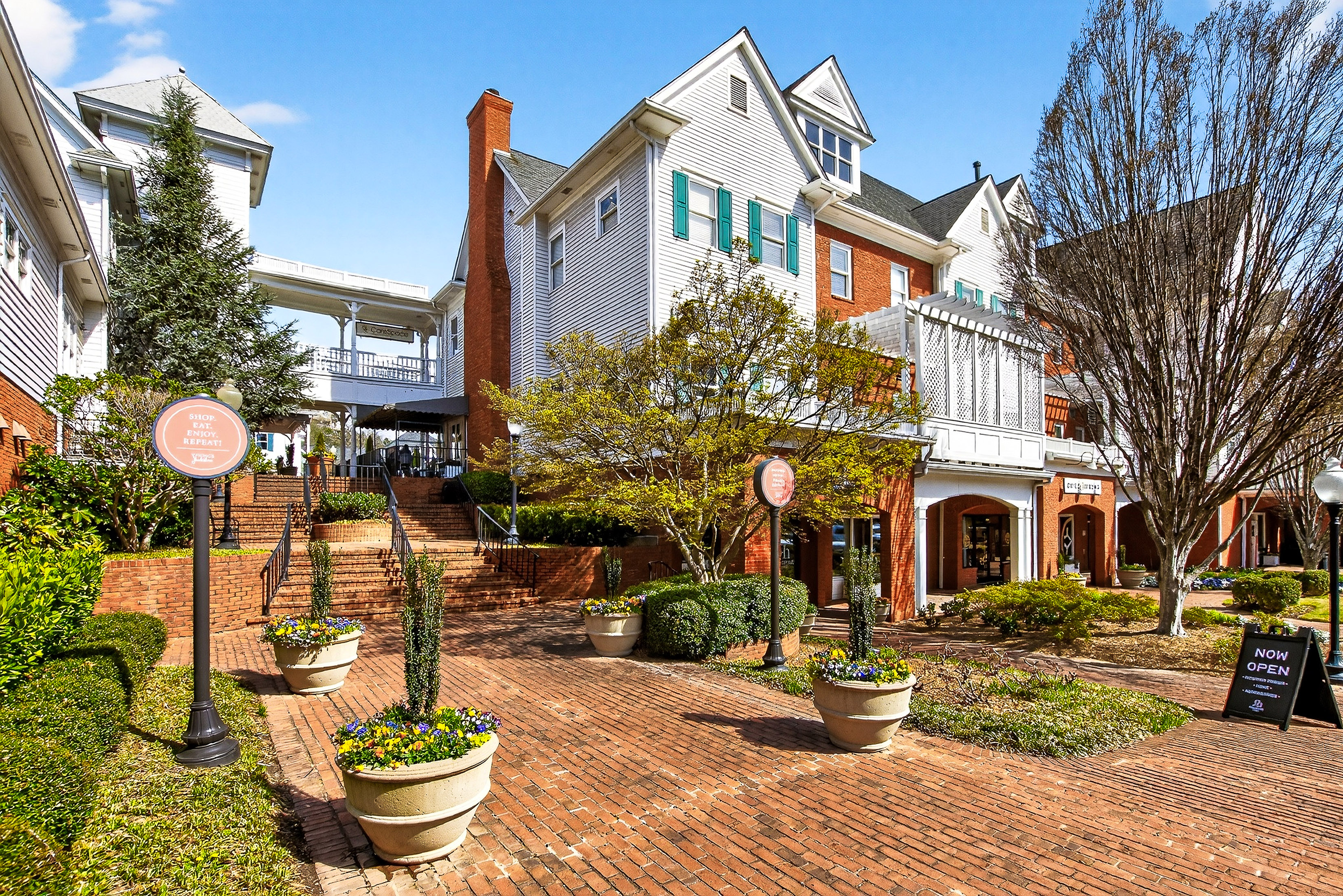  Spacious and Updated Townhome Offers Comfort, Charm and Convenience - 物件實景