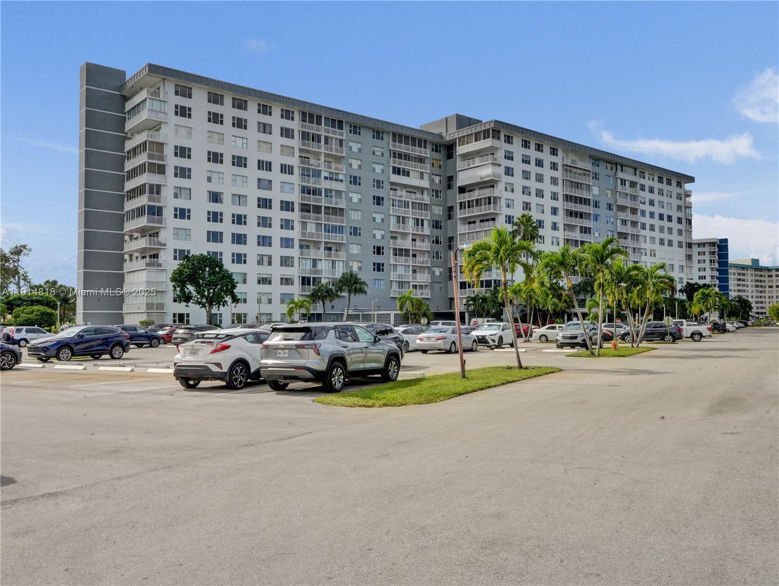 Hollywood, Florida, 33021, United States, 2 Bedrooms Bedrooms, ,3 BathroomsBathrooms,Residential,For Sale,1997464