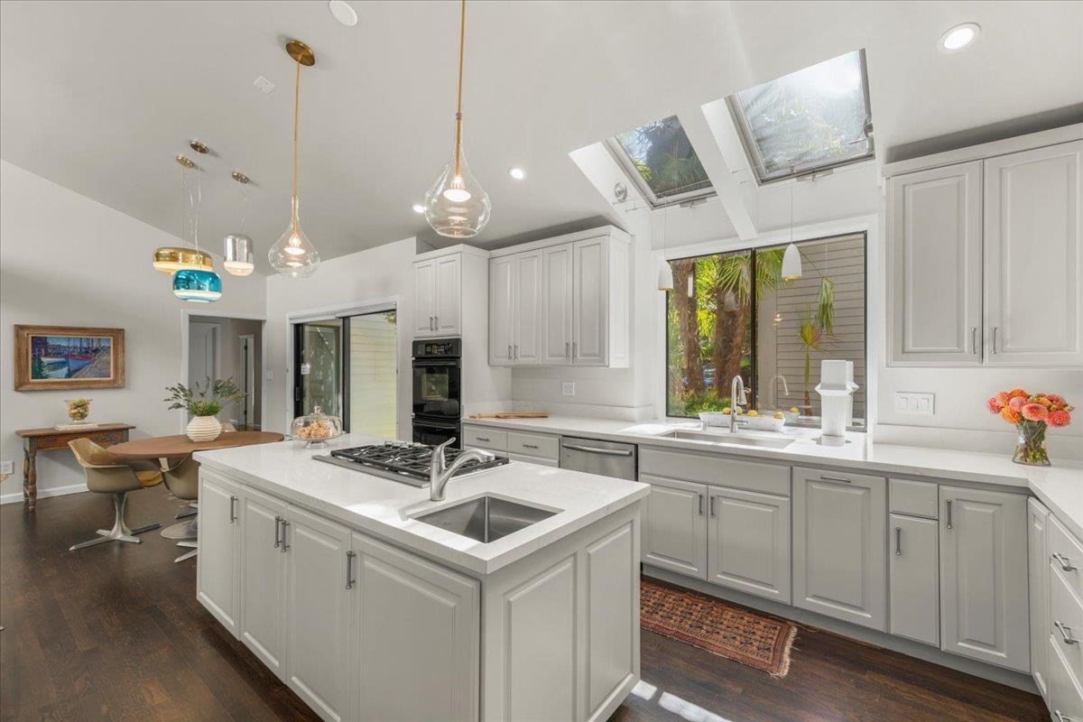 Los Altos Hills, California, 94022, United States, 5 Bedrooms Bedrooms, ,5 BathroomsBathrooms,Residential,For Sale,1907317