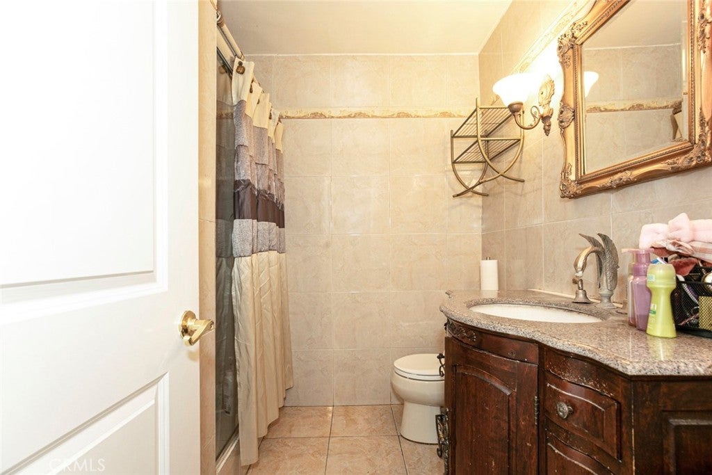 Los Angeles, California, 90027, United States, 2 Bedrooms Bedrooms, ,2 BathroomsBathrooms,Residential,For Sale,1939885