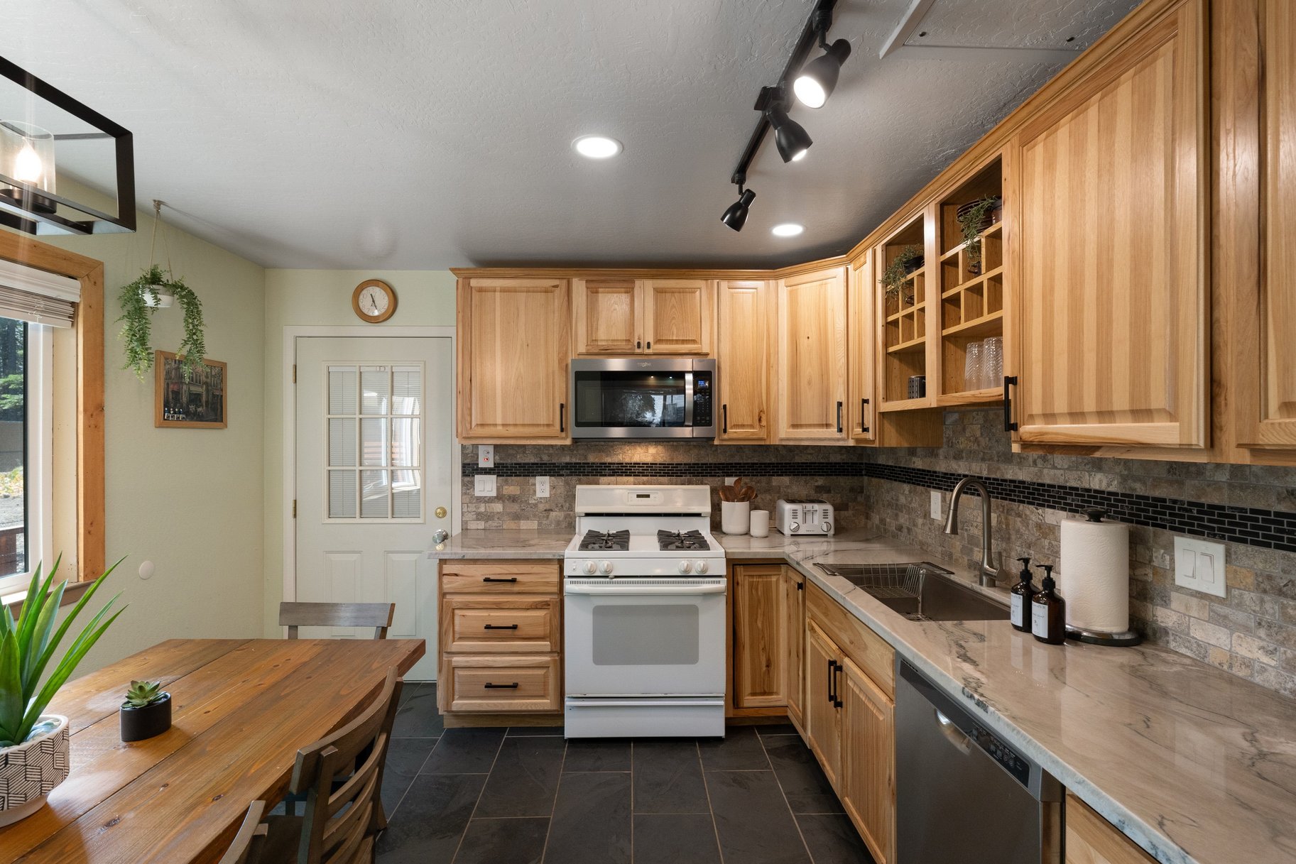  West Shore Gem - An Authentic Pineland Chalet with Detached Garage + Studio - 物件實景