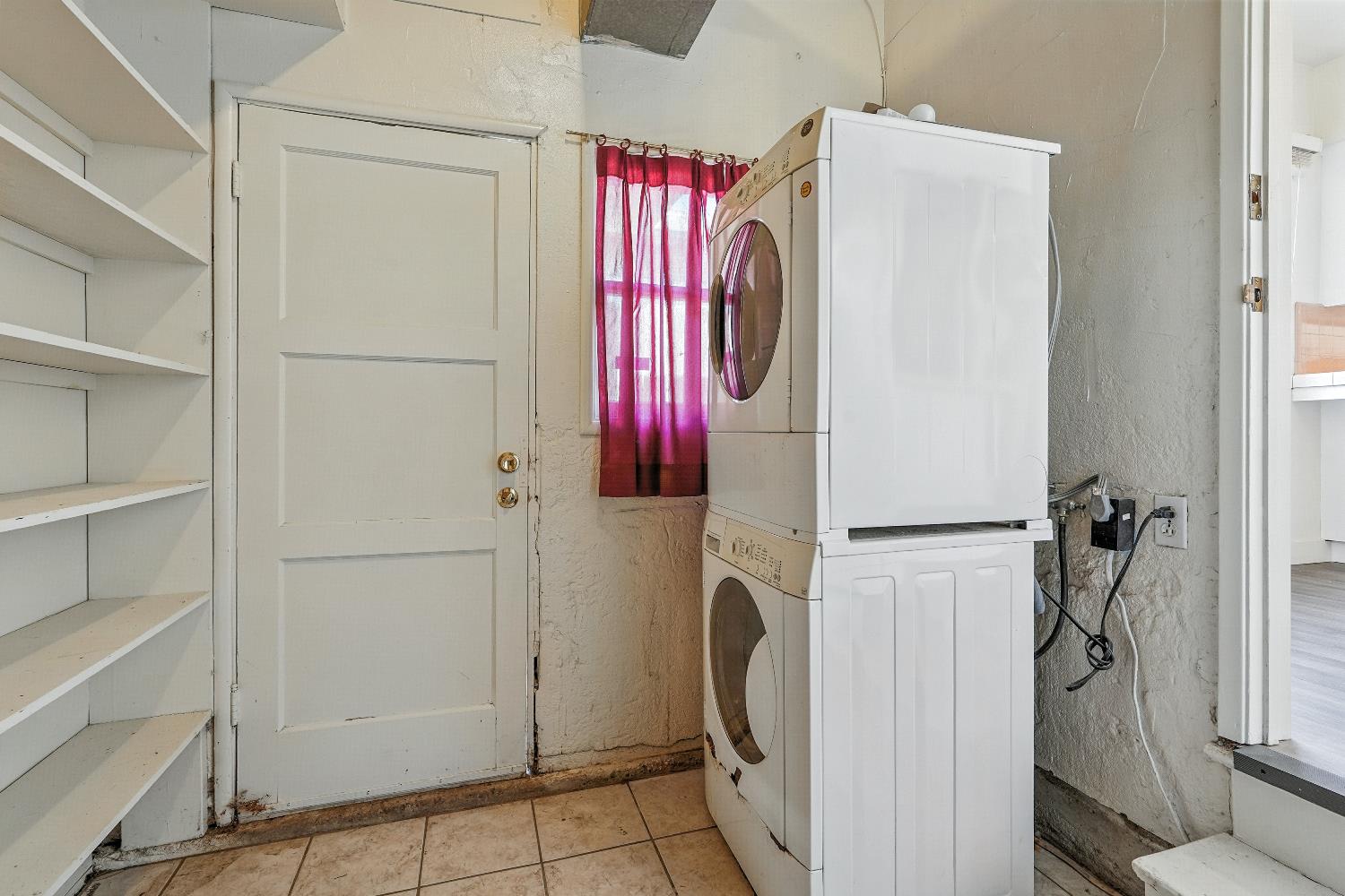 Sacramento, California, 95820, United States, 3 Bedrooms Bedrooms, ,2 BathroomsBathrooms,Residential,For Sale,1940182