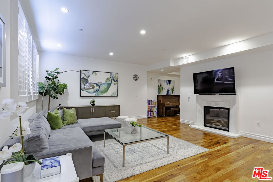 Los Angeles, California, 90010, United States, 3 Bedrooms Bedrooms, ,3 BathroomsBathrooms,Residential,For Sale,1997463