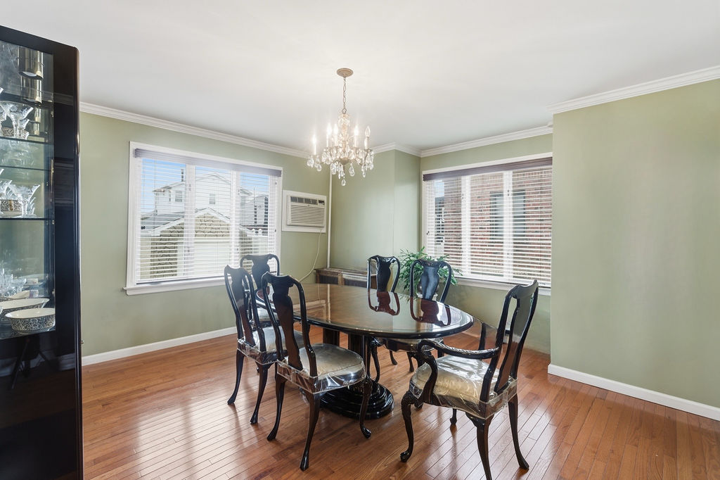 Howard Beach, New York, 11414, United States, 4 Bedrooms Bedrooms, ,1 BathroomBathrooms,Residential,For Sale,1986099