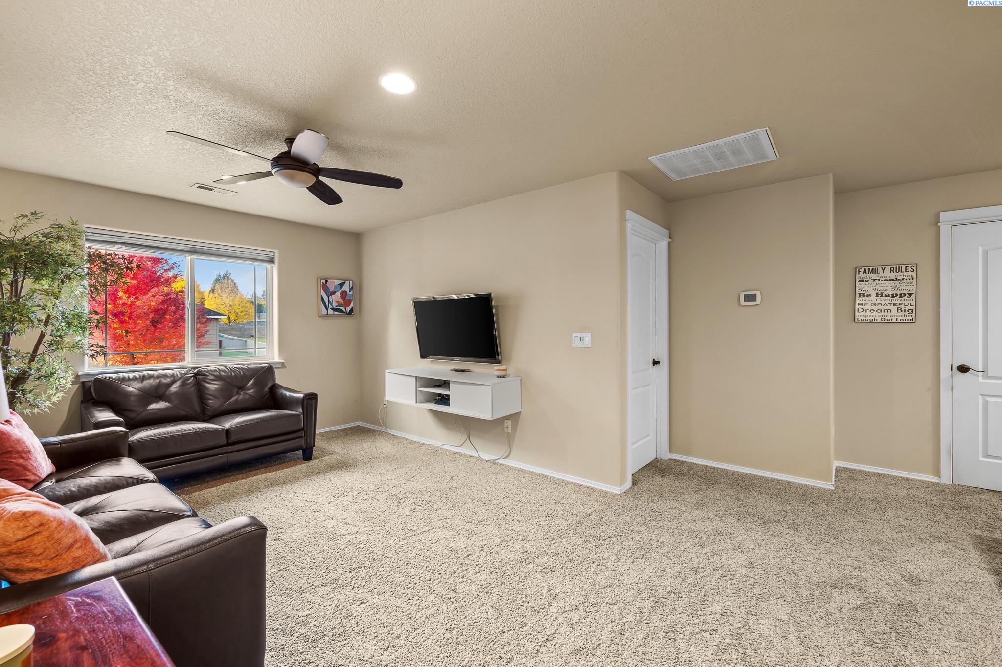 Kennewick, Washington, 99338, United States, 4 Bedrooms Bedrooms, ,3 BathroomsBathrooms,Residential,For Sale,1982934