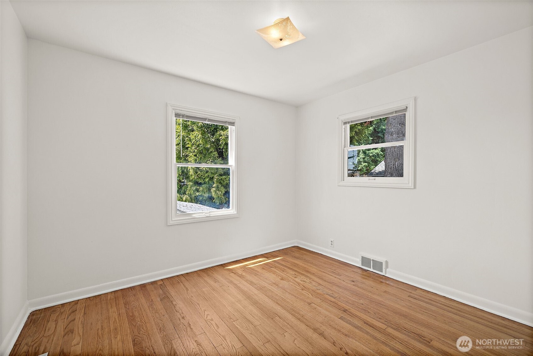 Seattle, Washington, 98199, United States, 2 Bedrooms Bedrooms, ,1 BathroomBathrooms,Residential,For Sale,1882851