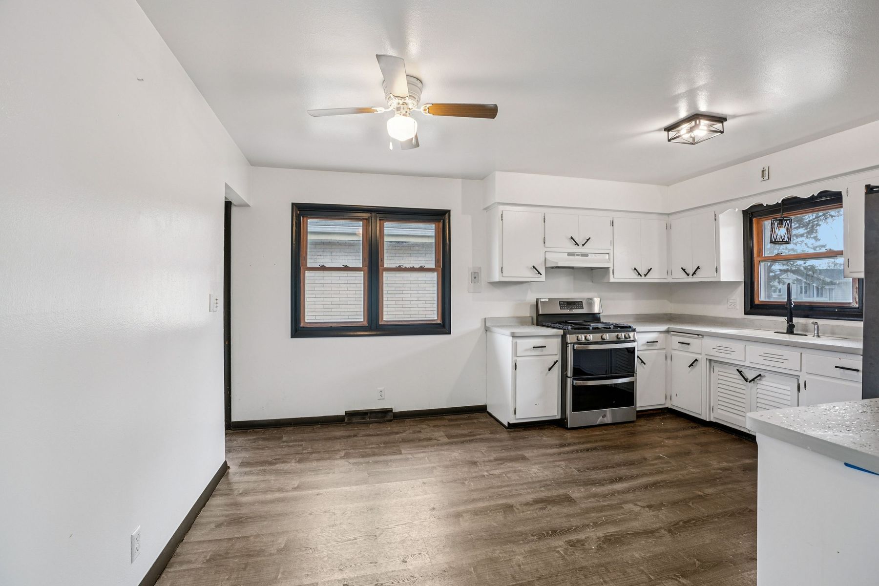  Turnkey Three Bedroom Ranch - 物件實景