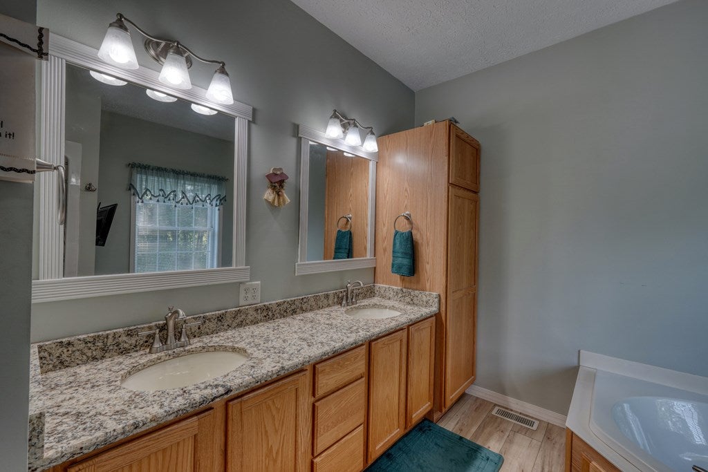 Murphy, North Carolina, 28906, United States, 3 Bedrooms Bedrooms, ,3 BathroomsBathrooms,Residential,For Sale,1902366