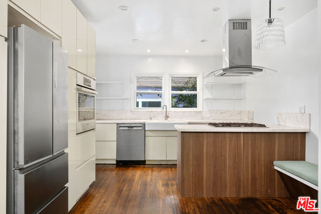 Los Angeles, California, 90066, United States, 3 Bedrooms Bedrooms, ,1 BathroomBathrooms,Residential,For Sale,1998218