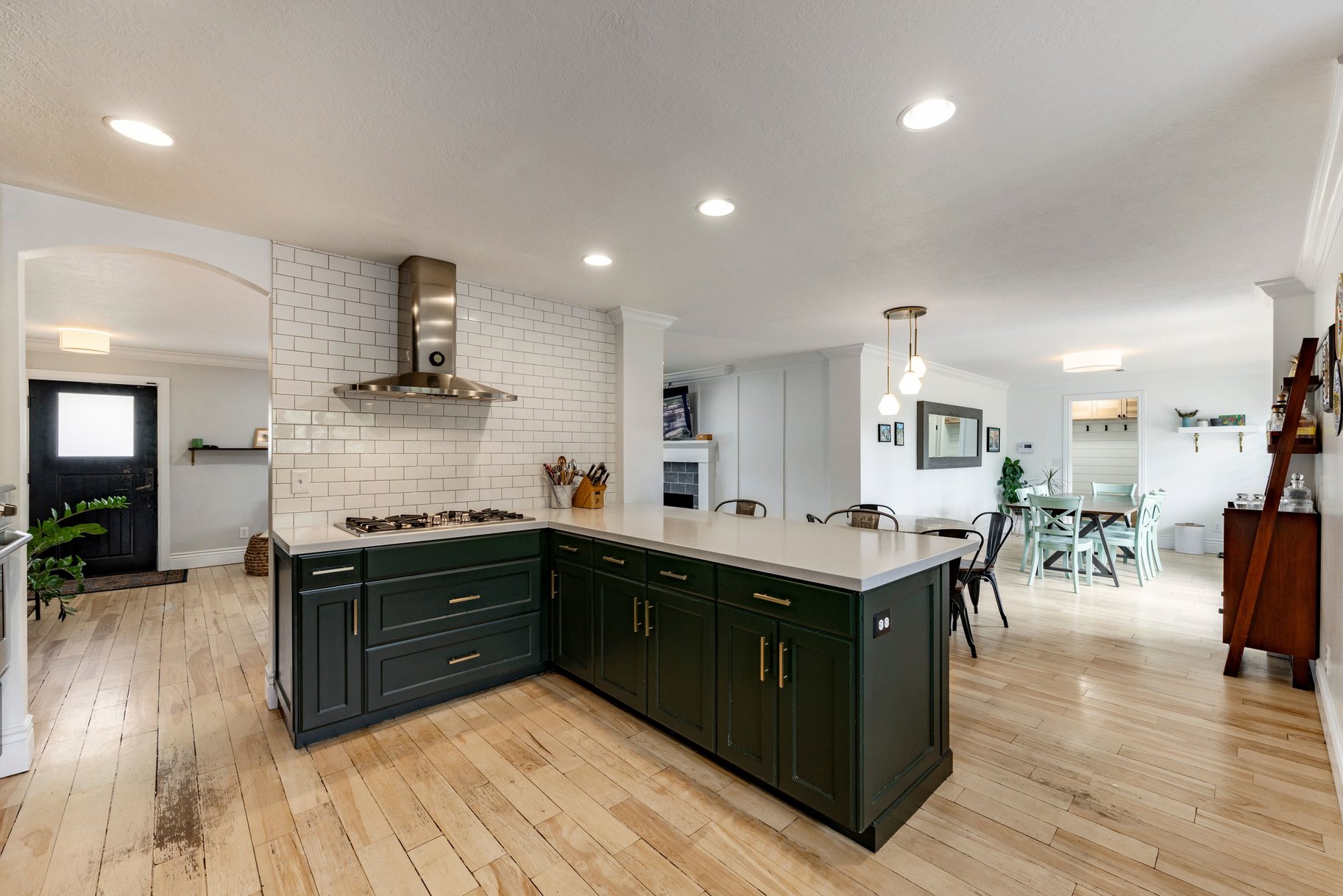  Modernized Millcreek Rambler with Open Living & Private Backyard - 物件實景