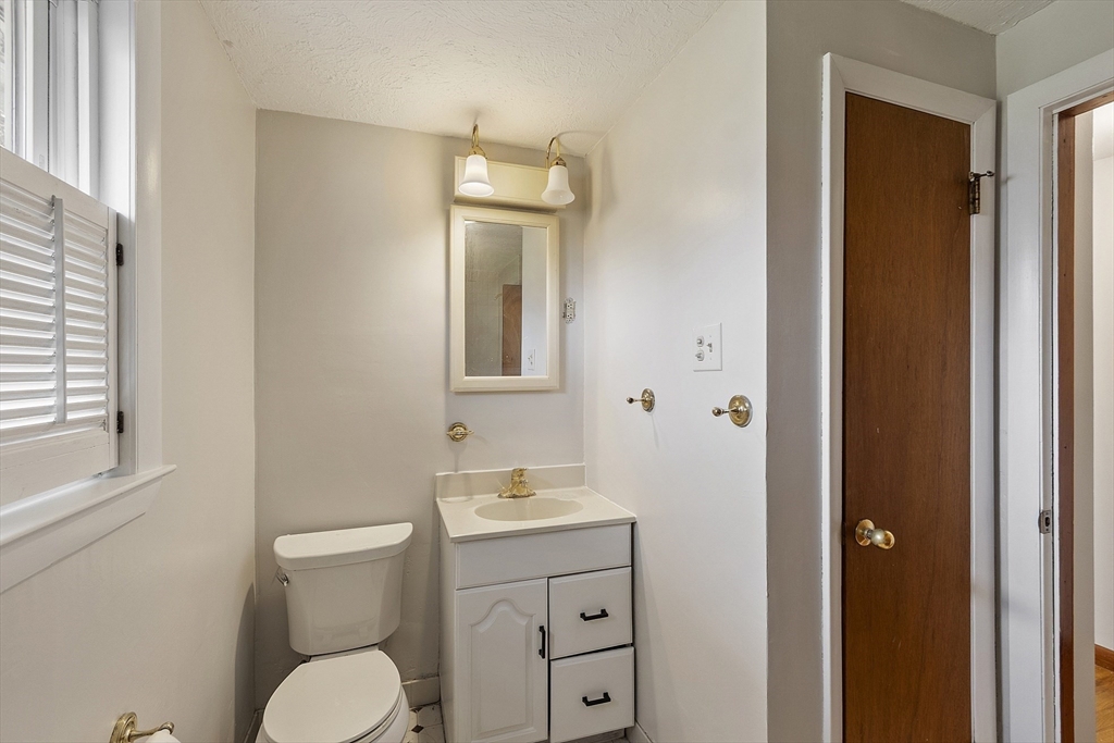 Littleton, Massachusetts, 01460, United States, 3 Bedrooms Bedrooms, ,1 BathroomBathrooms,Residential,For Sale,1991469