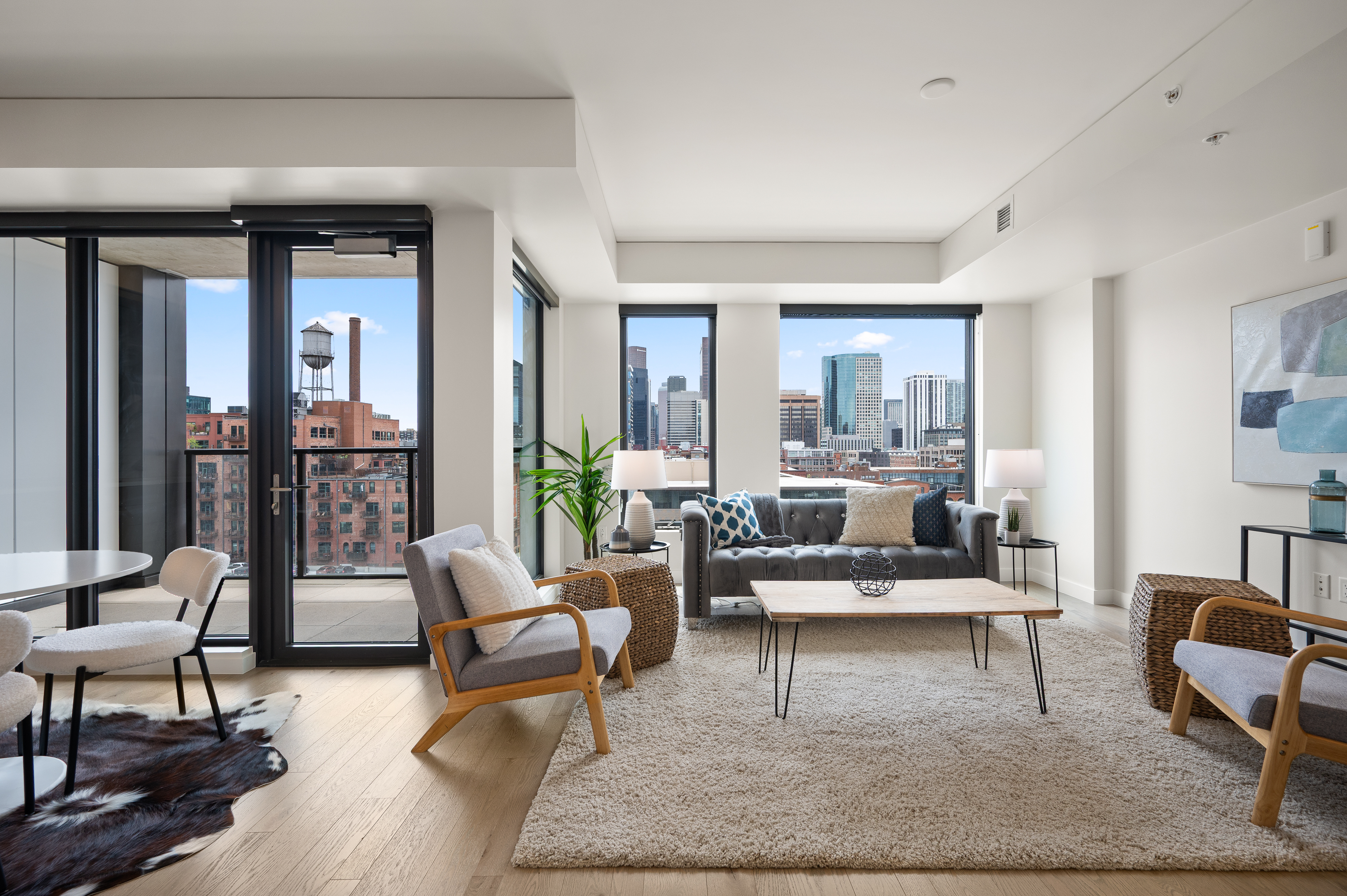  Phenomenal Views From The Floor To Ceiling Windows In This Downtown Building - 物件實景