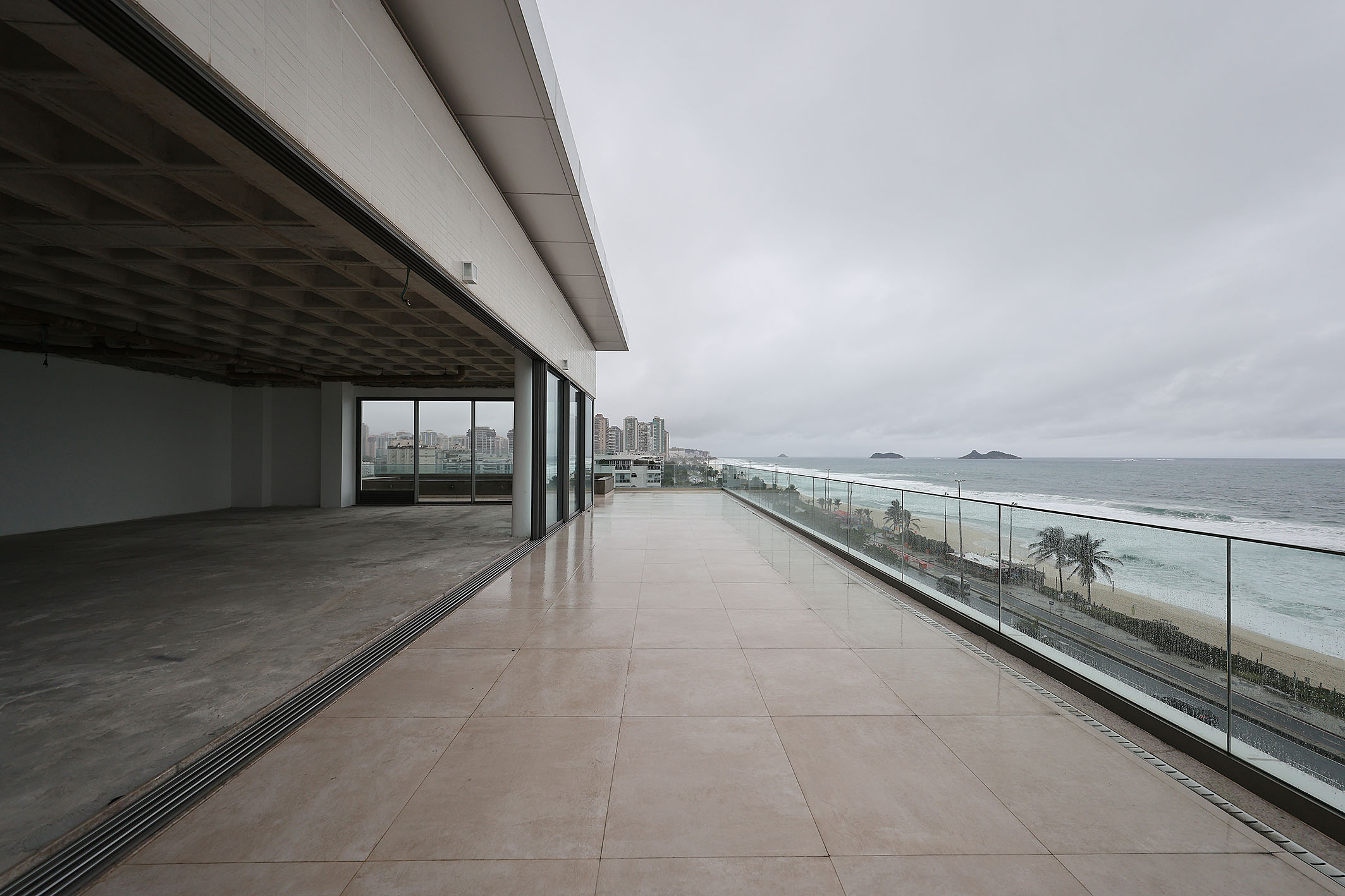  Linear Oceanfront Penthouse with Panoramic Views and Custom Potential - 物件實景