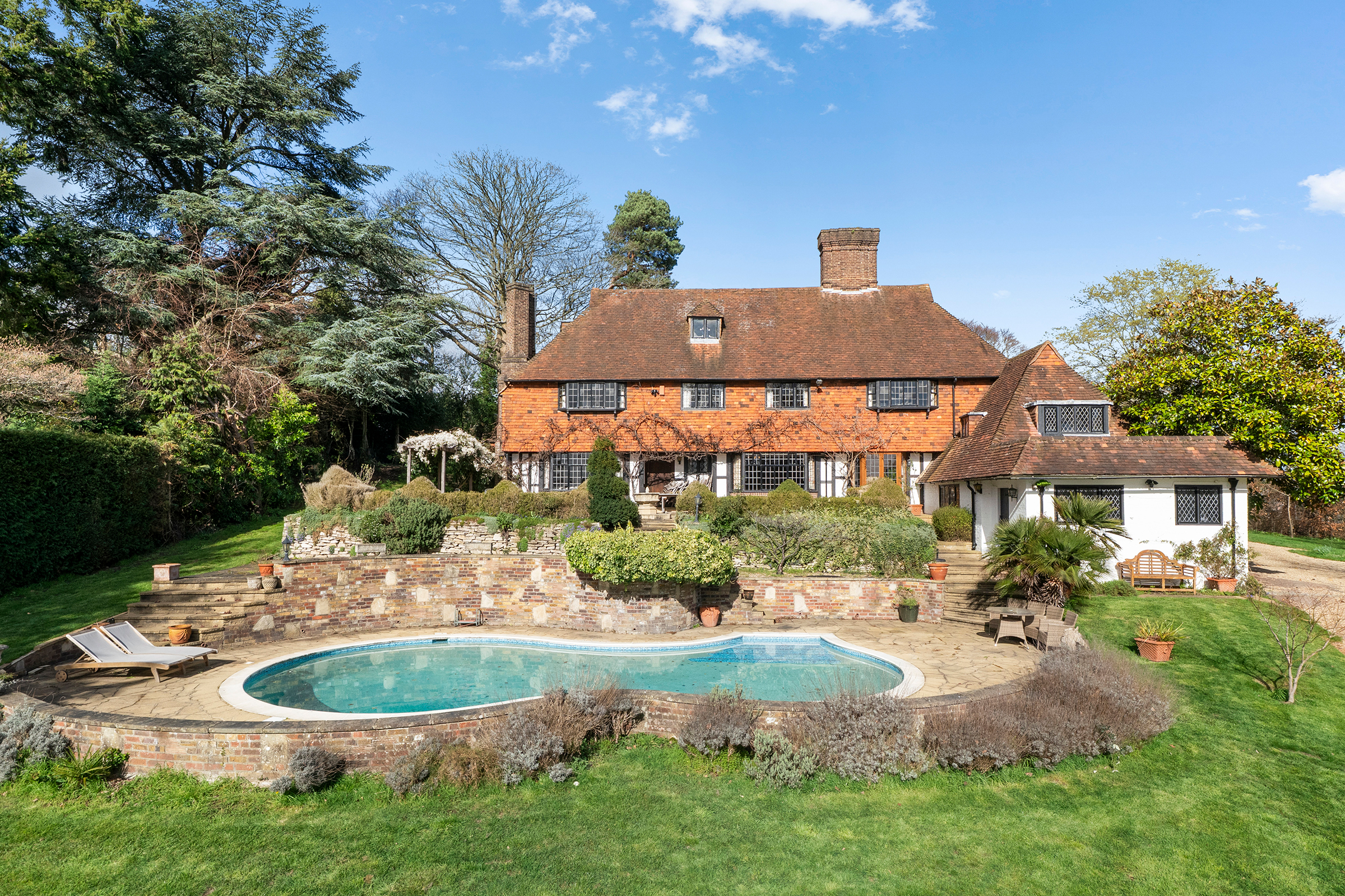  A Handsome House on One of Esher’s Most Coveted Private Roads - 物件實景