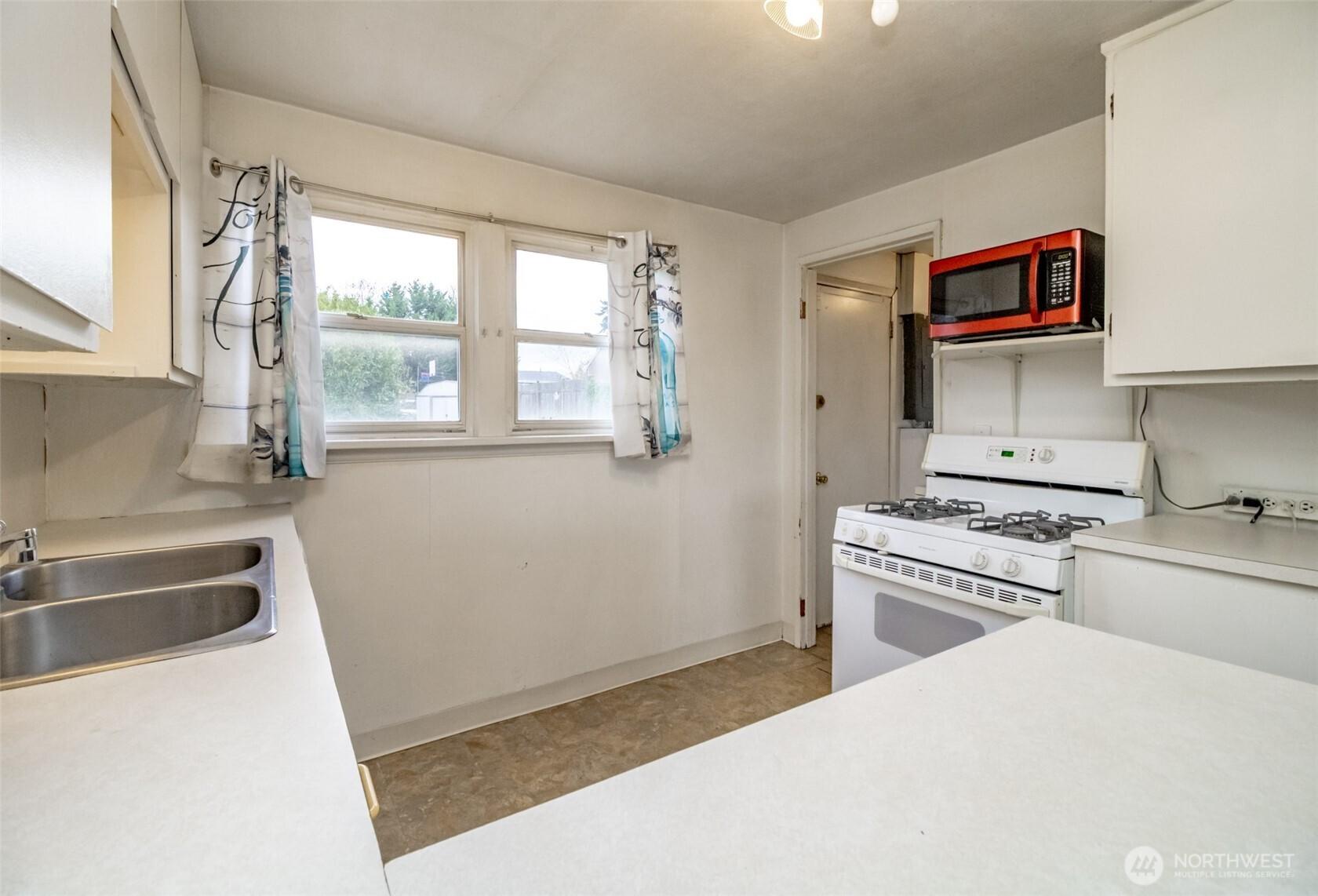 TUKWILA, Washington, 98168, United States, 2 Bedrooms Bedrooms, ,1 BathroomBathrooms,Residential,For Sale,2003003