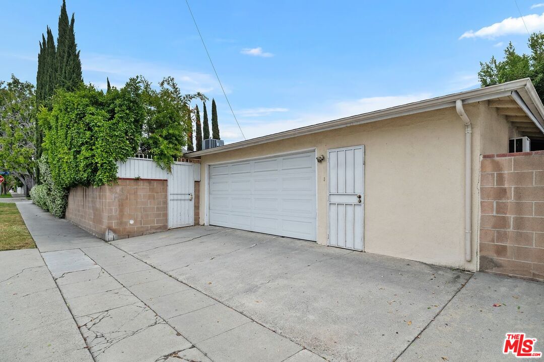 Los Angeles, California, 90048, United States, 4 Bedrooms Bedrooms, ,4 BathroomsBathrooms,Residential,For Sale,1912253