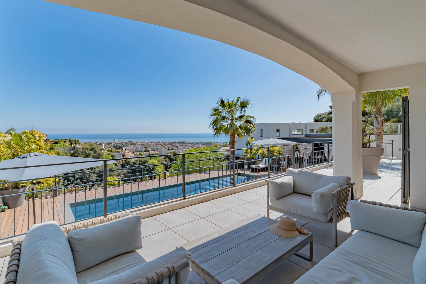  Hills of Cagnes-sur-Mer, luxury renovated sea view villa in a private estate ne… - 物件實景