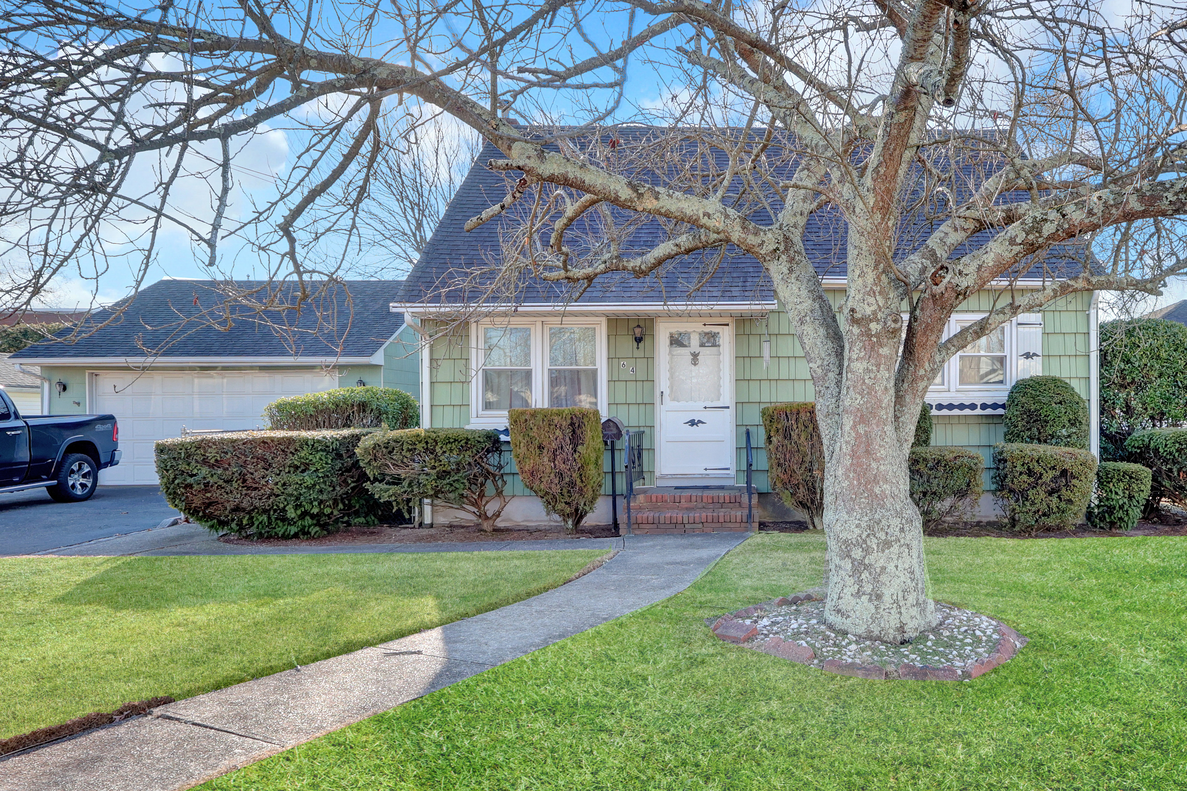 West Babylon, New York, 11704, United States, 4 Bedrooms Bedrooms, ,2 BathroomsBathrooms,Residential,For Sale,2010725