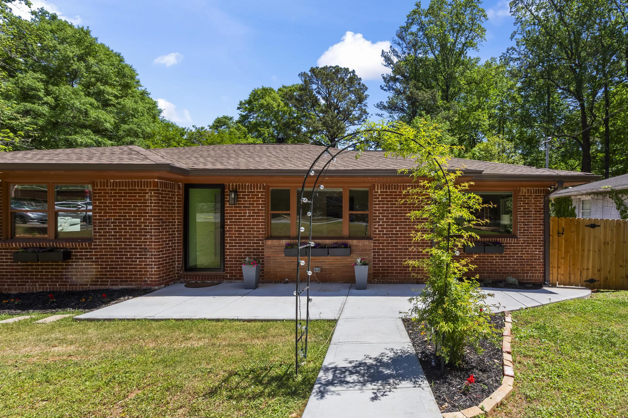  Thoughtfully Designed, Fully Renovated Home - 物件實景