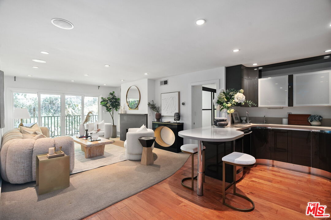 West Hollywood, California, 90069, United States, 2 Bedrooms Bedrooms, ,2 BathroomsBathrooms,Residential,For Sale,1786115