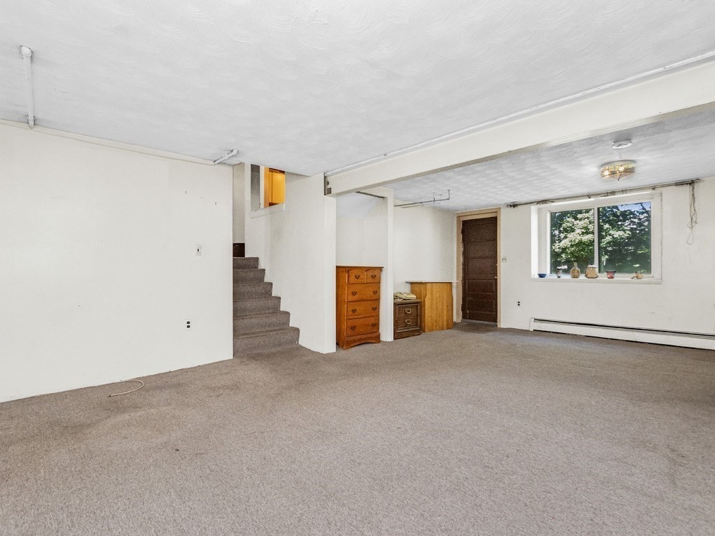 Waltham, Massachusetts, 02452, United States, 4 Bedrooms Bedrooms, ,2 BathroomsBathrooms,Residential,For Sale,1939340