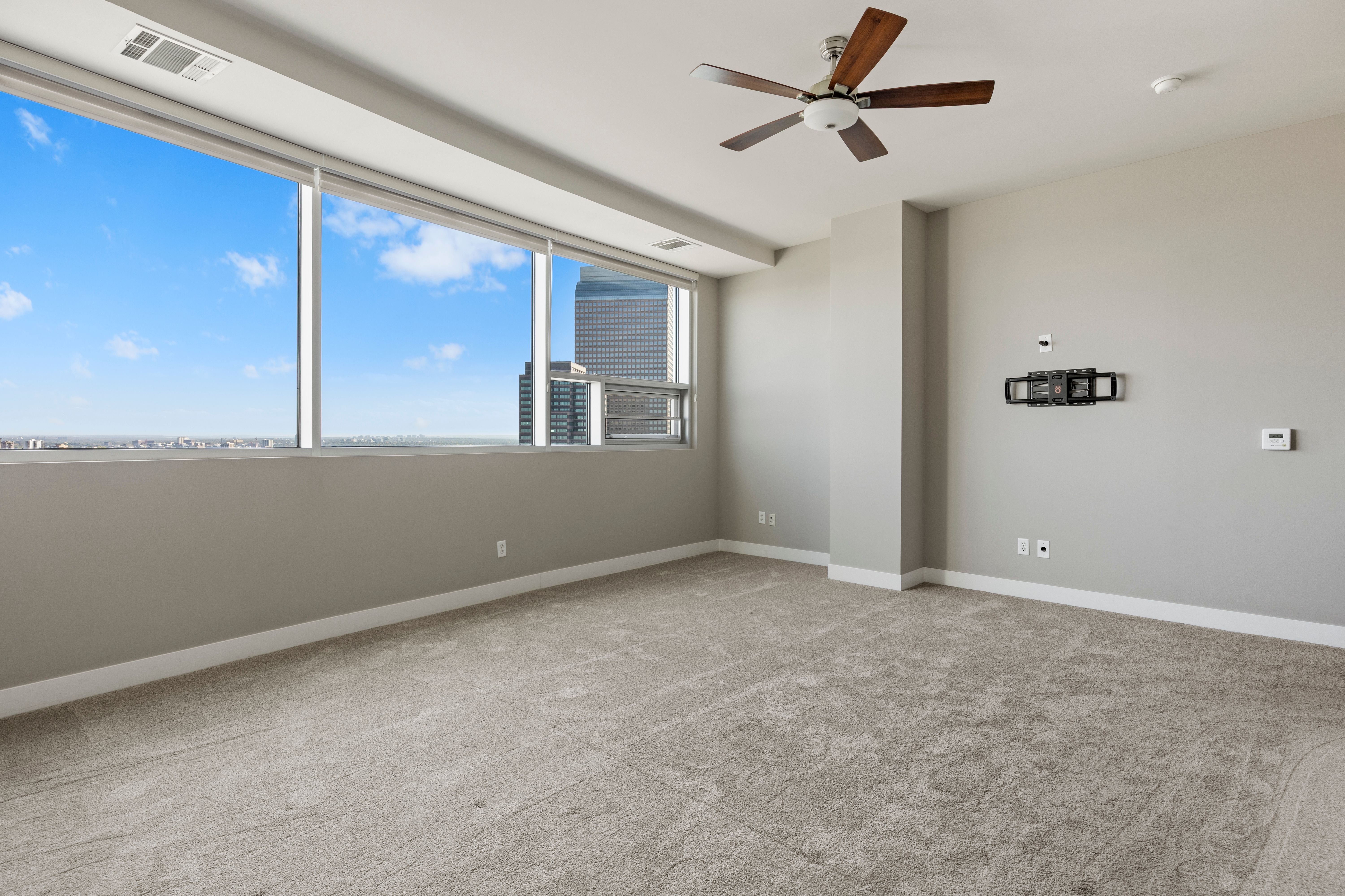  Over 1000 Feet of Private Terrace Throughout This Penthouse - 物件實景