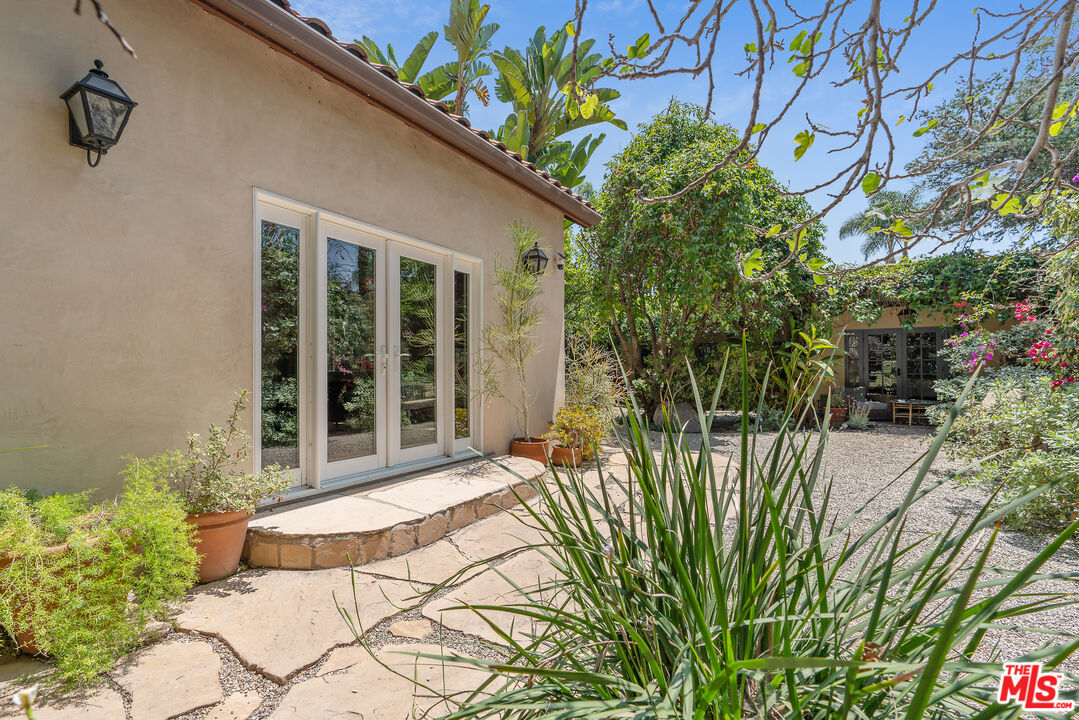 Los Angeles, California, 90005, United States, 3 Bedrooms Bedrooms, ,3 BathroomsBathrooms,Residential,For Sale,1876512