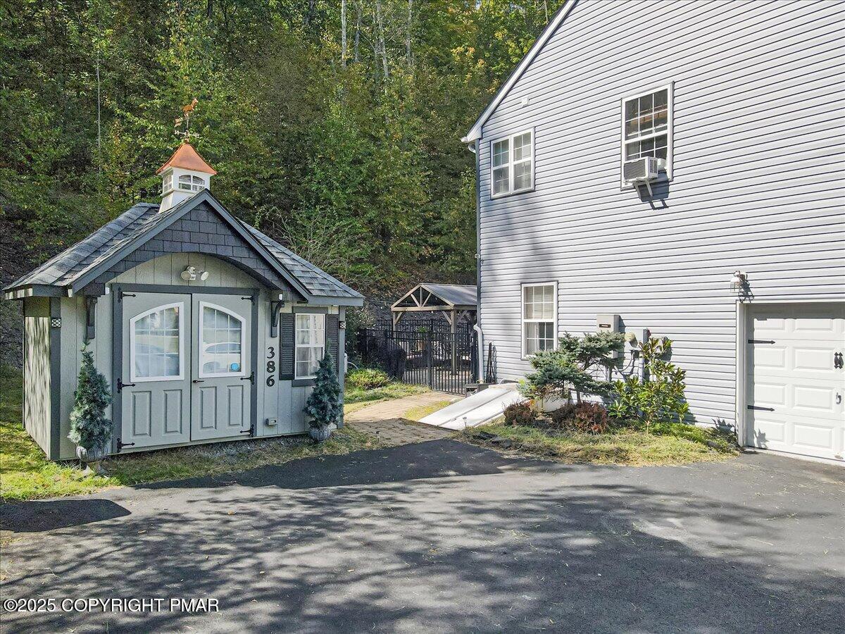 East Stroudsburg, Pennsylvania, 18302, United States, 5 Bedrooms Bedrooms, ,4 BathroomsBathrooms,Residential,For Sale,1980579