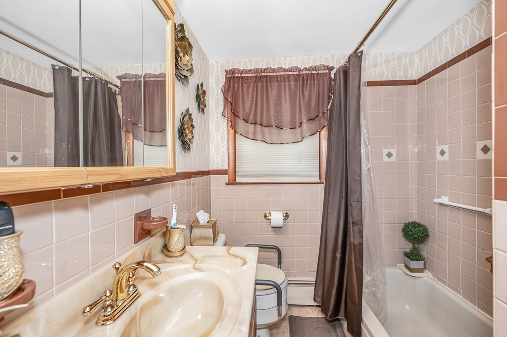 Tewksbury, Massachusetts, 01876, United States, 3 Bedrooms Bedrooms, ,1 BathroomBathrooms,Residential,For Sale,1973769