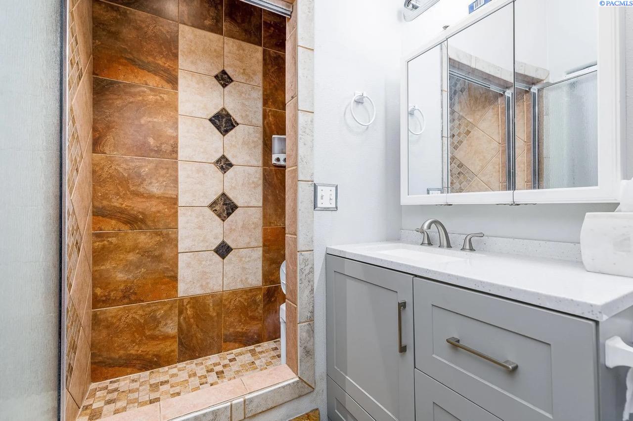 Kennewick, Washington, 99336, United States, 7 Bedrooms Bedrooms, ,7 BathroomsBathrooms,Residential,For Sale,1990805